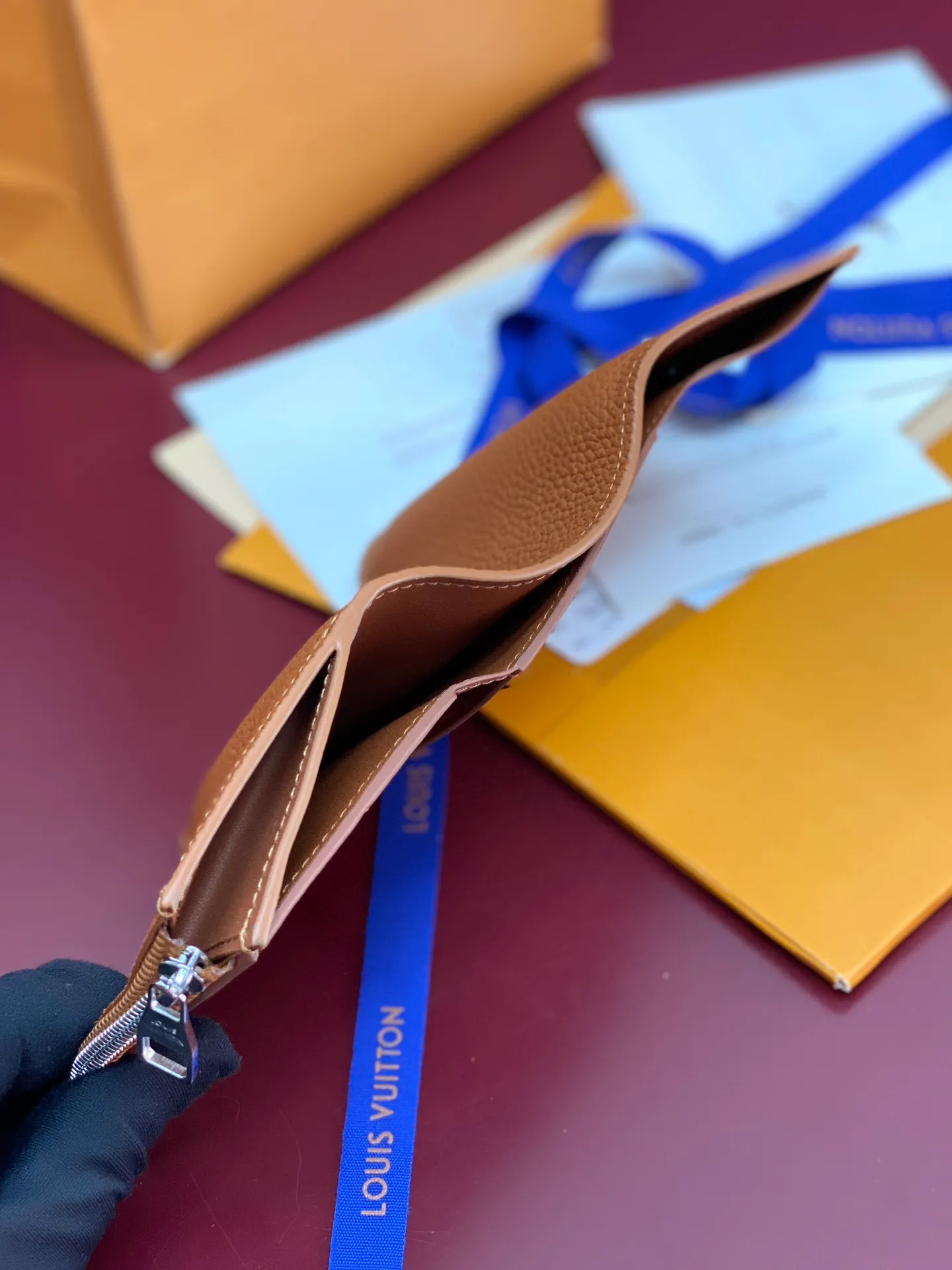 M26250 Shi Huang! Concave and convex mark! Victor Wallet, this compact Victor wallet is made of Monogram Shadow cowhide. The cowhide has a delicate Monogram embossed pattern, exuding a "low-key luxury" temperament. The interior of the wallet is functionally spaced, with a zippered pocket, a pocket for banknotes and receipts, and five business card slots. The flap has a snap button design and is embellished with the Louis Vuitton logo.  11.5 x 9 x 2.5 cm (length x height x width). 💰460