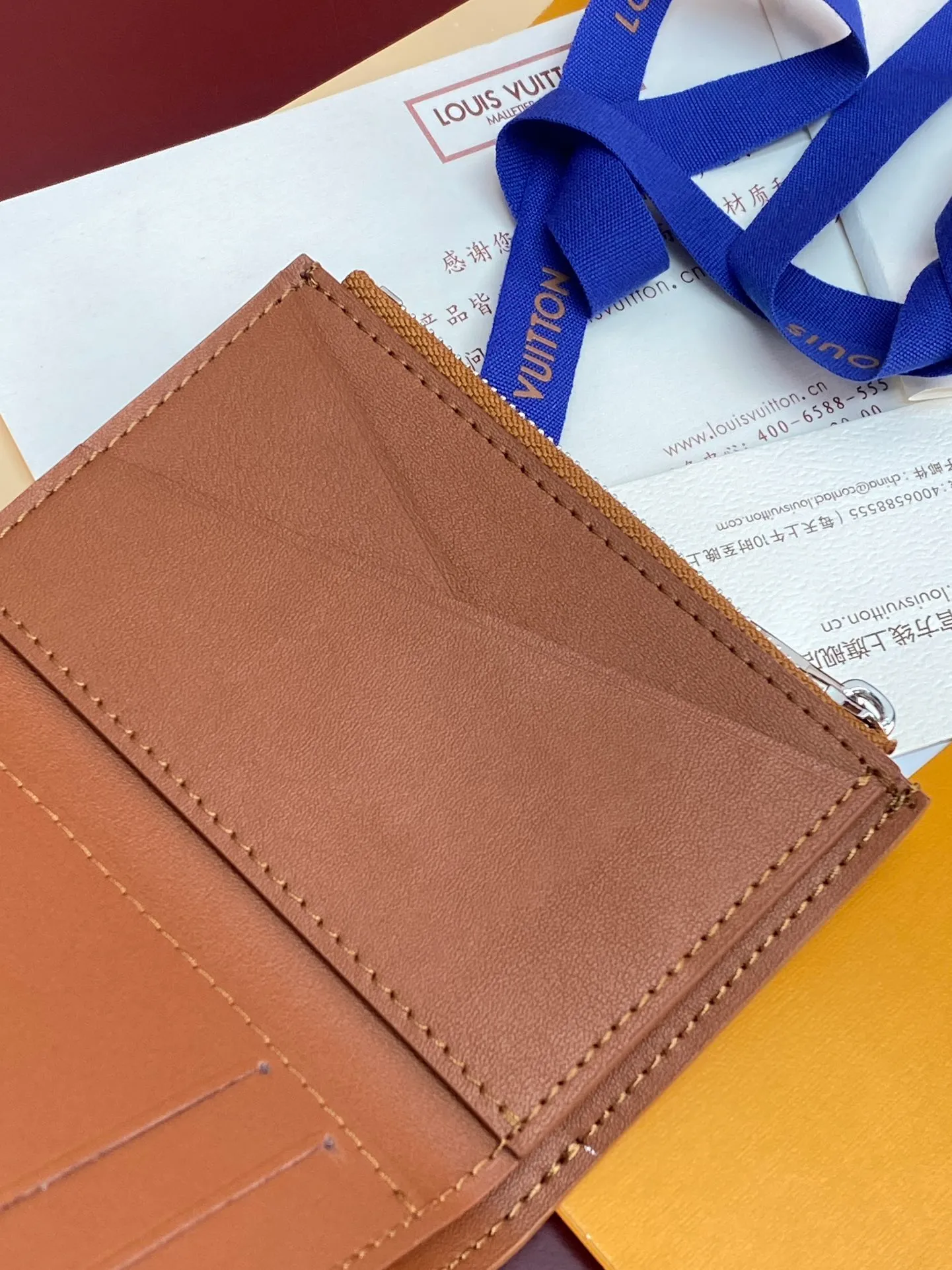 M26250 Shi Huang! Concave and convex mark! Victor Wallet, this compact Victor wallet is made of Monogram Shadow cowhide. The cowhide has a delicate Monogram embossed pattern, exuding a "low-key luxury" temperament. The interior of the wallet is functionally spaced, with a zippered pocket, a pocket for banknotes and receipts, and five business card slots. The flap has a snap button design and is embellished with the Louis Vuitton logo.  11.5 x 9 x 2.5 cm (length x height x width). 💰460