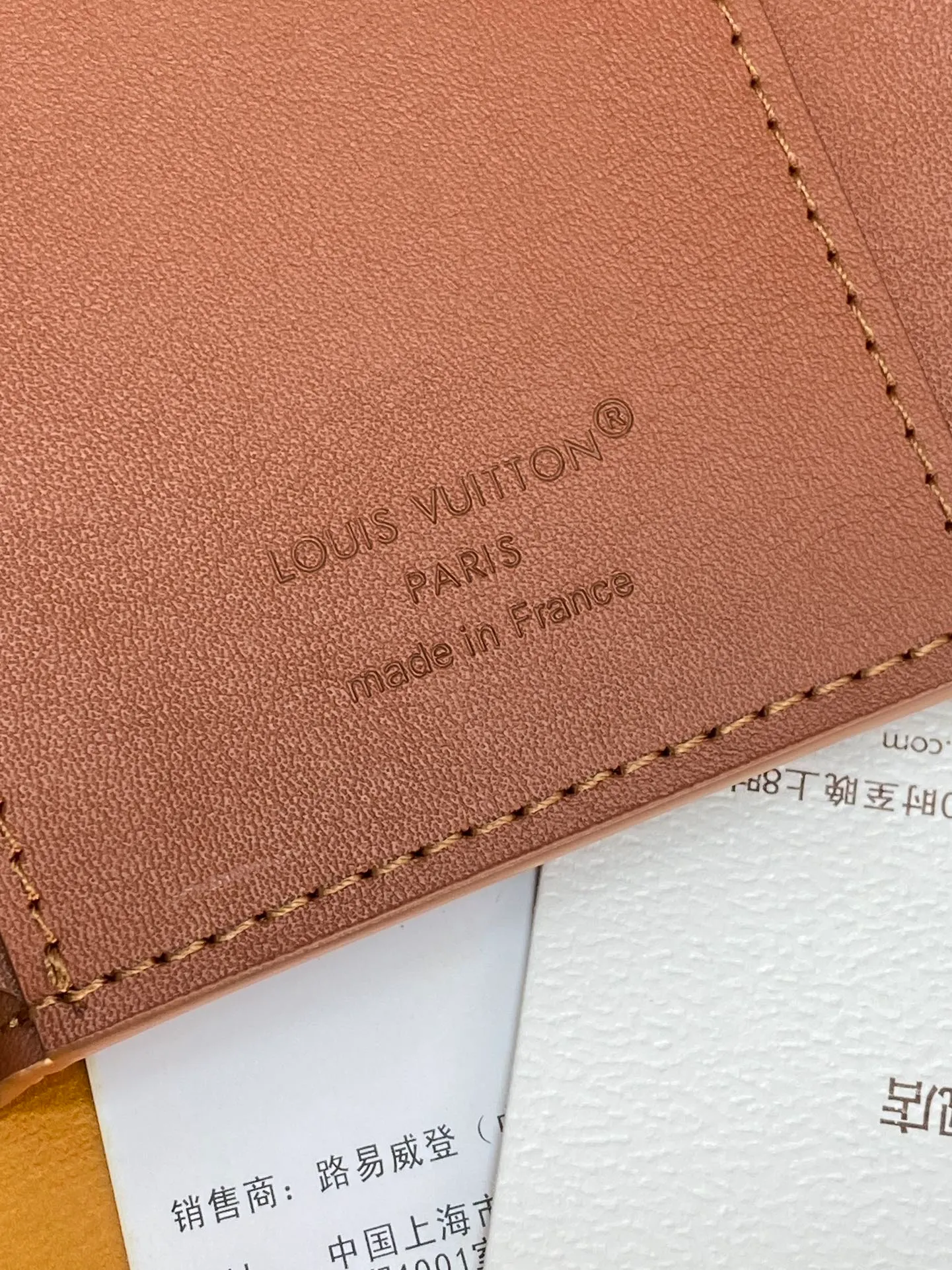 M26250 Shi Huang! Concave and convex mark! Victor Wallet, this compact Victor wallet is made of Monogram Shadow cowhide. The cowhide has a delicate Monogram embossed pattern, exuding a "low-key luxury" temperament. The interior of the wallet is functionally spaced, with a zippered pocket, a pocket for banknotes and receipts, and five business card slots. The flap has a snap button design and is embellished with the Louis Vuitton logo.  11.5 x 9 x 2.5 cm (length x height x width). 💰460