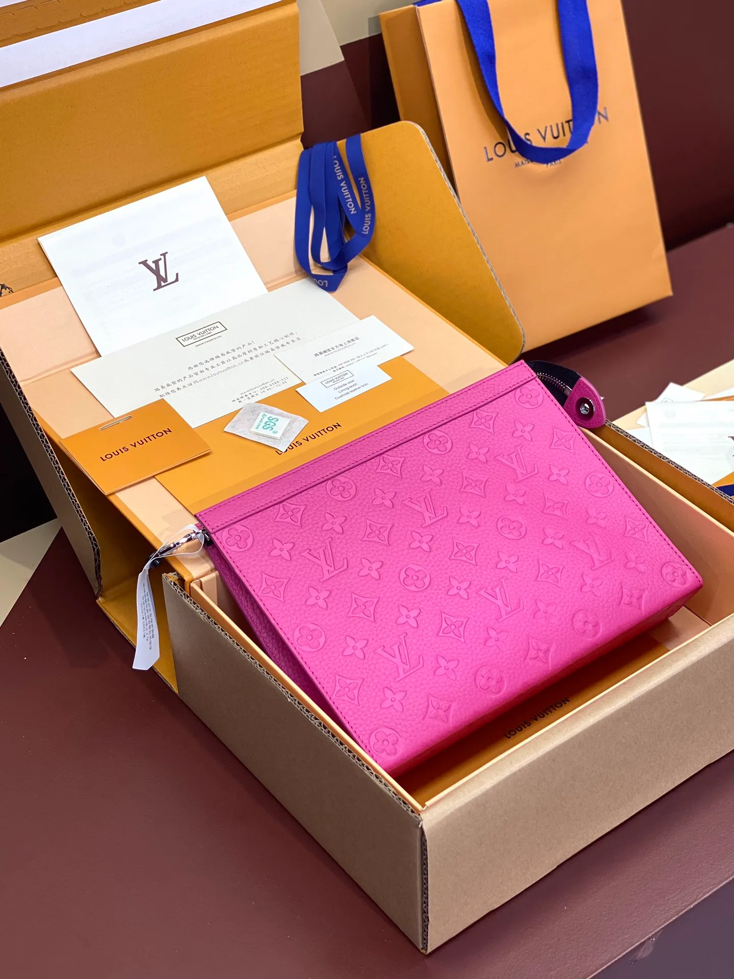 💰 720 upgraded version⚠️M61692 embossed rose red! Chip version, (made of first-layer cowhide) POCHETTE VOYAGE clutch. This Pochette Voyage clutch is made of Taïga pebbled cowhide, marked with LV letters on one corner, and paired with shiny metal parts. The zipper opens the card slot and main compartment, which can accommodate small items. Detailed features! 27 x 21 x 6 cm, (Length x Height x Width), Taïga cow leather, Textile lining, Metal hardware, Zip closure, Internal slip pocket, Card compartment, Made in one of France, Spain, Italy and the United States.