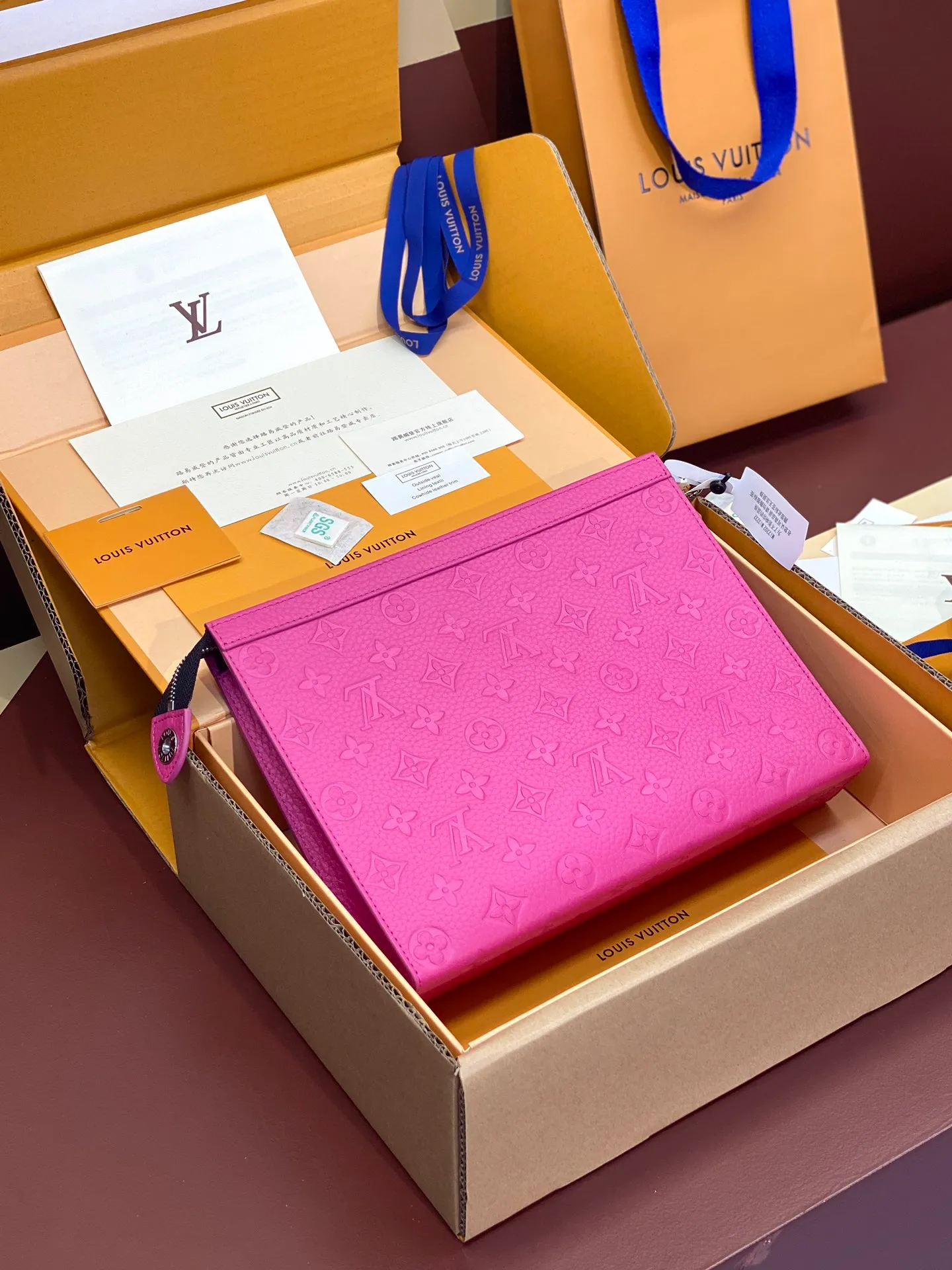 💰 720 upgraded version⚠️M61692 embossed rose red! Chip version, (made of first-layer cowhide) POCHETTE VOYAGE clutch. This Pochette Voyage clutch is made of Taïga pebbled cowhide, marked with LV letters on one corner, and paired with shiny metal parts. The zipper opens the card slot and main compartment, which can accommodate small items. Detailed features! 27 x 21 x 6 cm, (Length x Height x Width), Taïga cow leather, Textile lining, Metal hardware, Zip closure, Internal slip pocket, Card compartment, Made in one of France, Spain, Italy and the United States.