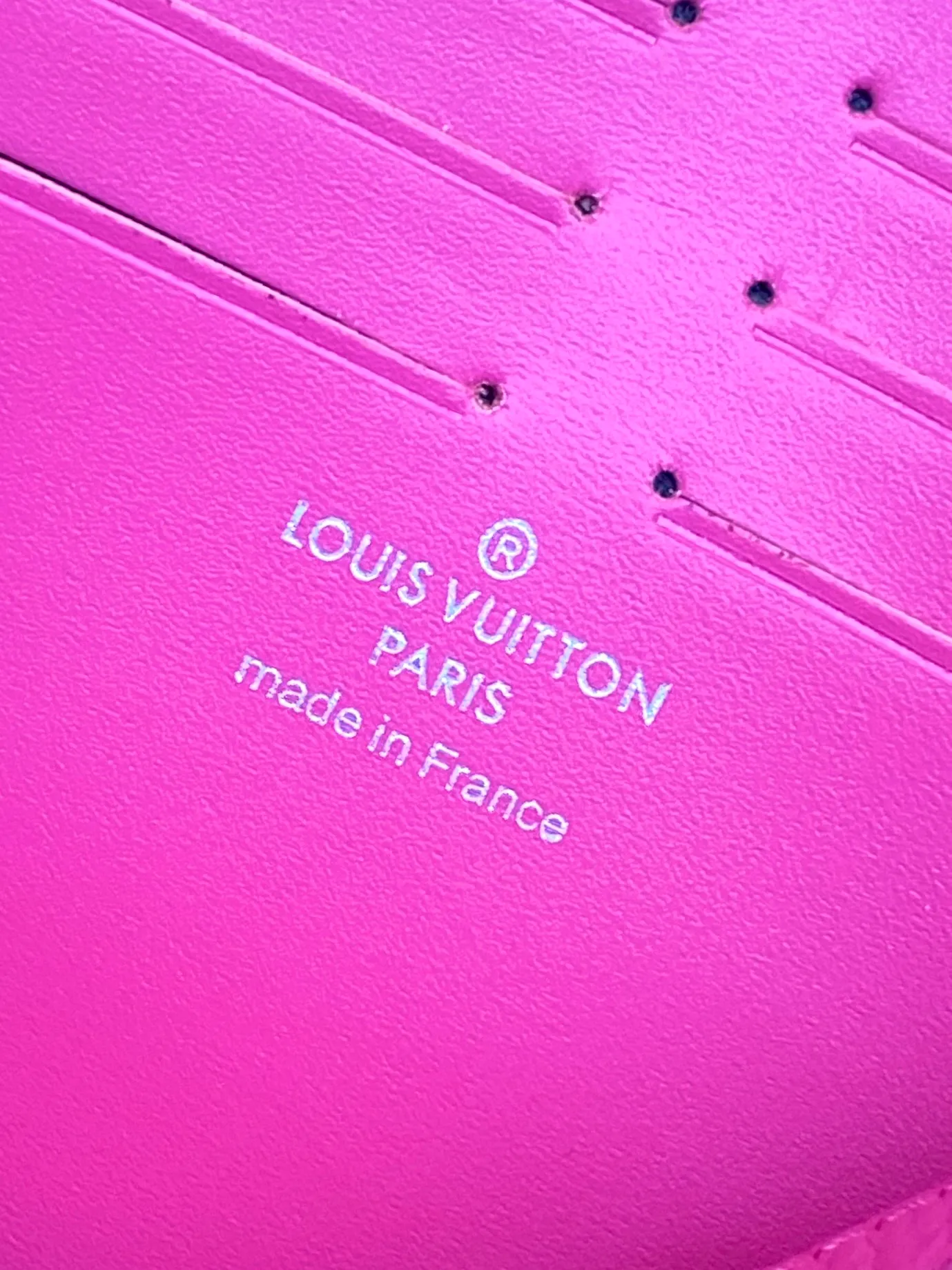 💰 720 upgraded version⚠️M61692 embossed rose red! Chip version, (made of first-layer cowhide) POCHETTE VOYAGE clutch. This Pochette Voyage clutch is made of Taïga pebbled cowhide, marked with LV letters on one corner, and paired with shiny metal parts. The zipper opens the card slot and main compartment, which can accommodate small items. Detailed features! 27 x 21 x 6 cm, (Length x Height x Width), Taïga cow leather, Textile lining, Metal hardware, Zip closure, Internal slip pocket, Card compartment, Made in one of France, Spain, Italy and the United States.
