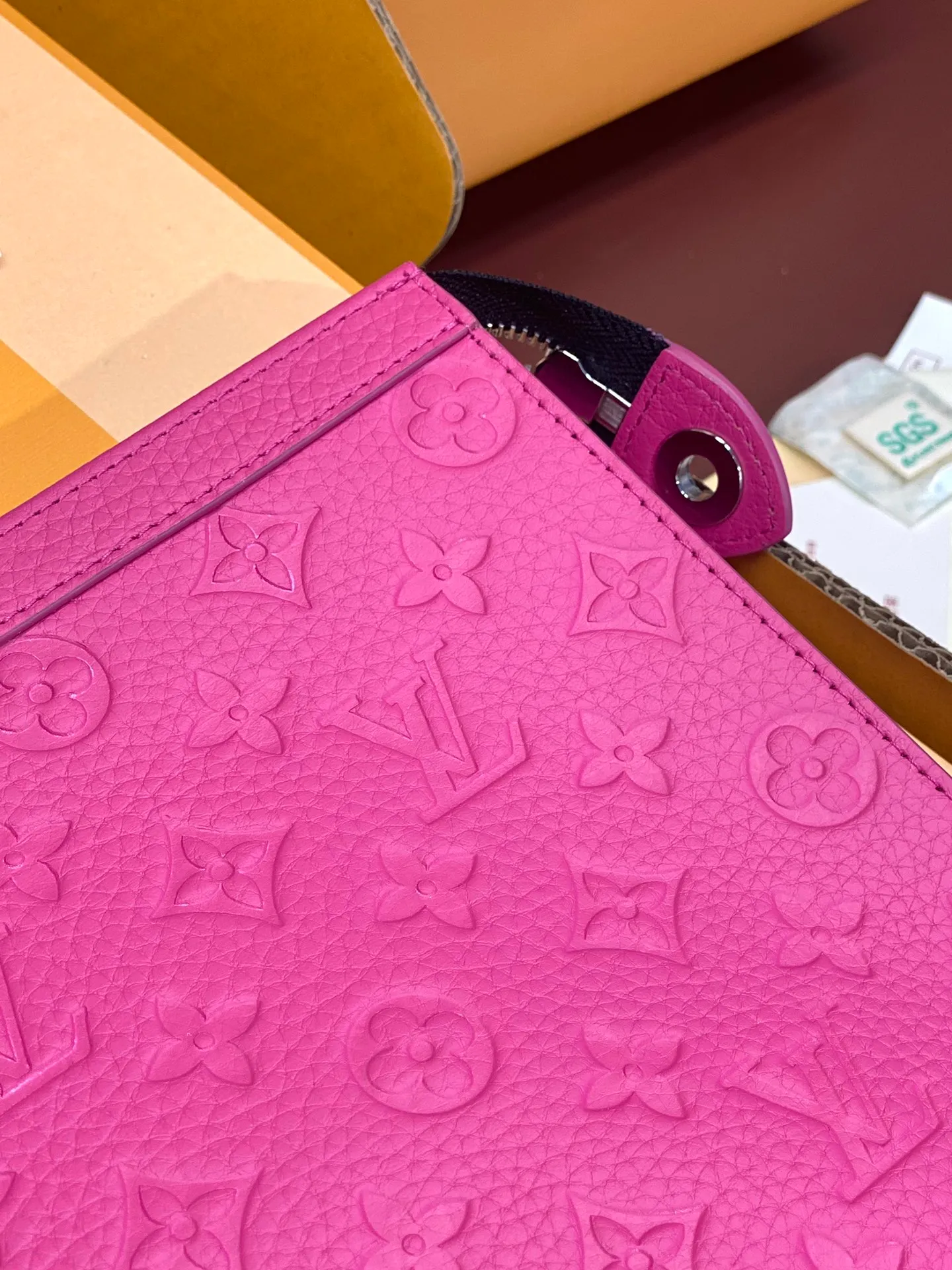 💰 720 upgraded version⚠️M61692 embossed rose red! Chip version, (made of first-layer cowhide) POCHETTE VOYAGE clutch. This Pochette Voyage clutch is made of Taïga pebbled cowhide, marked with LV letters on one corner, and paired with shiny metal parts. The zipper opens the card slot and main compartment, which can accommodate small items. Detailed features! 27 x 21 x 6 cm, (Length x Height x Width), Taïga cow leather, Textile lining, Metal hardware, Zip closure, Internal slip pocket, Card compartment, Made in one of France, Spain, Italy and the United States.