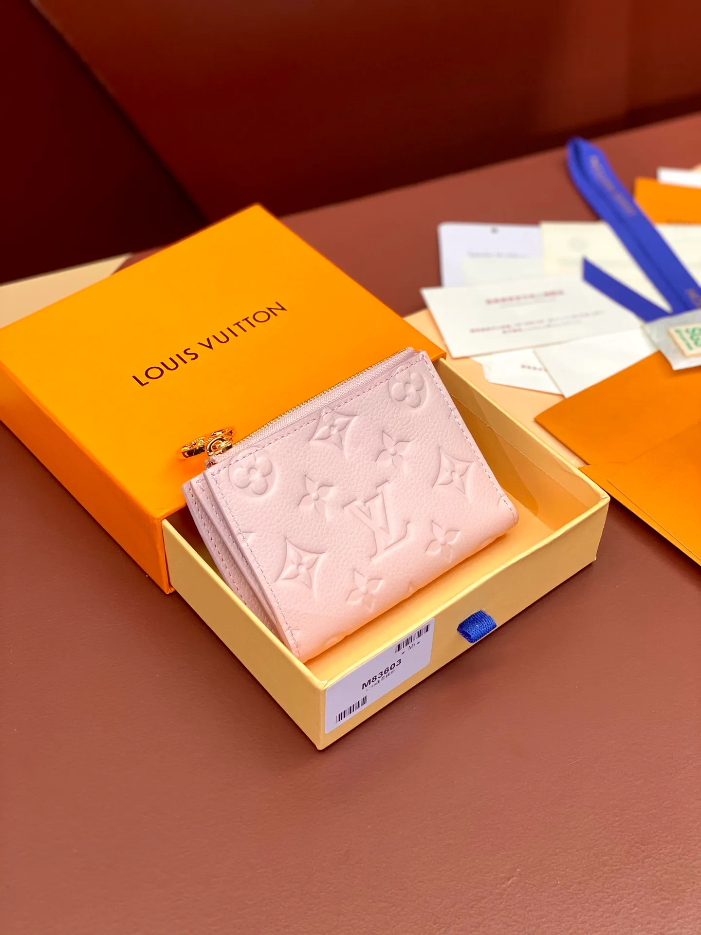 💰440 M83603 nude pink! Made of top layer cowhide! Portefeuil Lisa Compact wallet made of Monogram canvas. It has a laminated coin pocket with a handle. It is also attractive in size suitable for small bags and clutches. It has a bill compartment on the inside. 2 flat pockets and 4 card slots. Size: 9×11.5×1.5cm. .