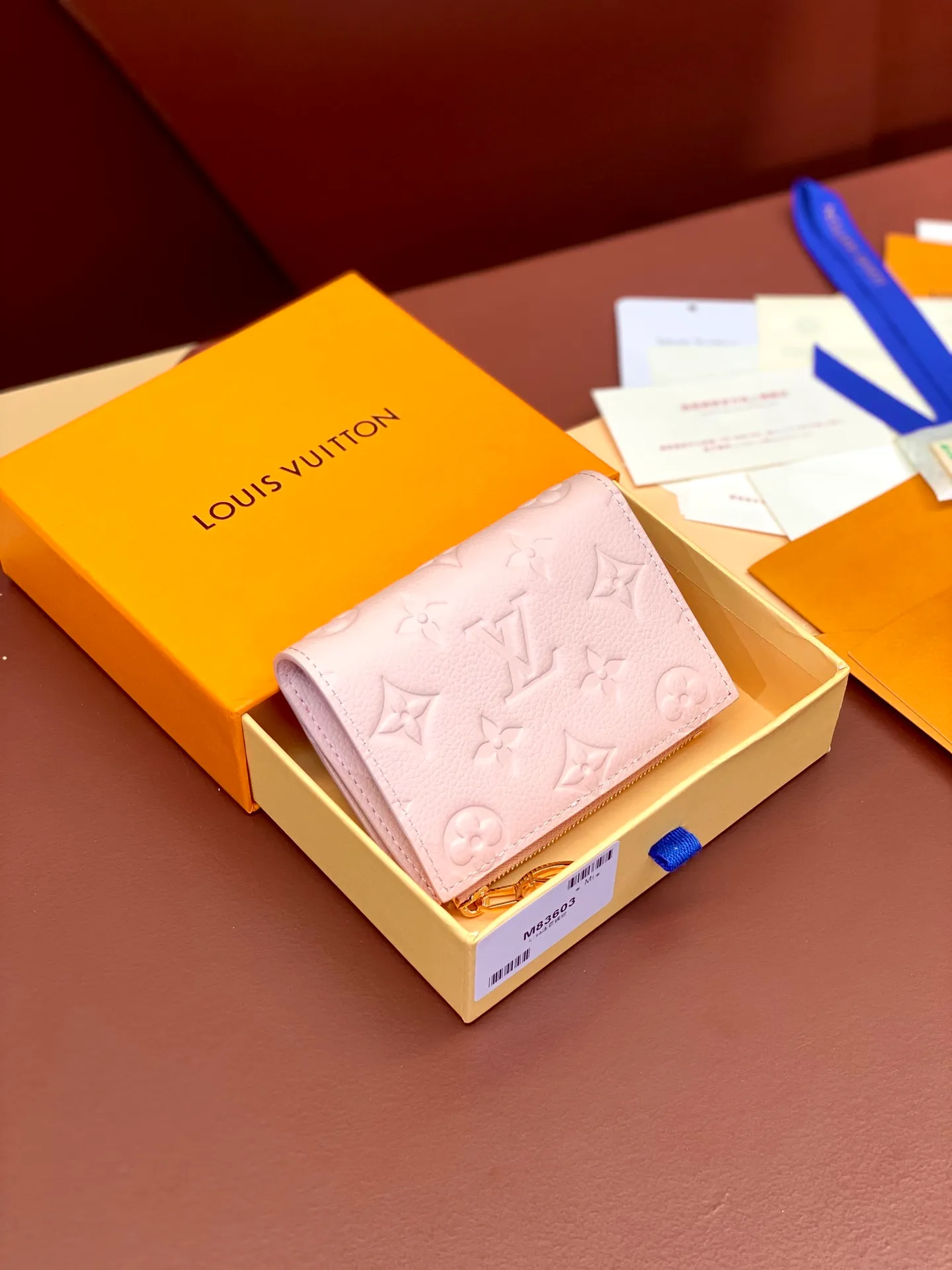 💰440 M83603 nude pink! Made of top layer cowhide! Portefeuil Lisa Compact wallet made of Monogram canvas. It has a laminated coin pocket with a handle. It is also attractive in size suitable for small bags and clutches. It has a bill compartment on the inside. 2 flat pockets and 4 card slots. Size: 9×11.5×1.5cm. .