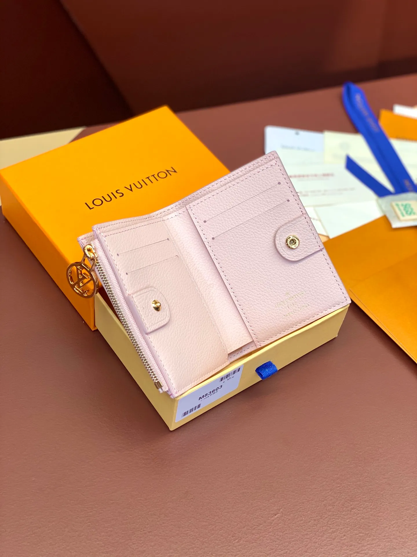 💰440 M83603 nude pink! Made of top layer cowhide! Portefeuil Lisa Compact wallet made of Monogram canvas. It has a laminated coin pocket with a handle. It is also attractive in size suitable for small bags and clutches. It has a bill compartment on the inside. 2 flat pockets and 4 card slots. Size: 9×11.5×1.5cm. .