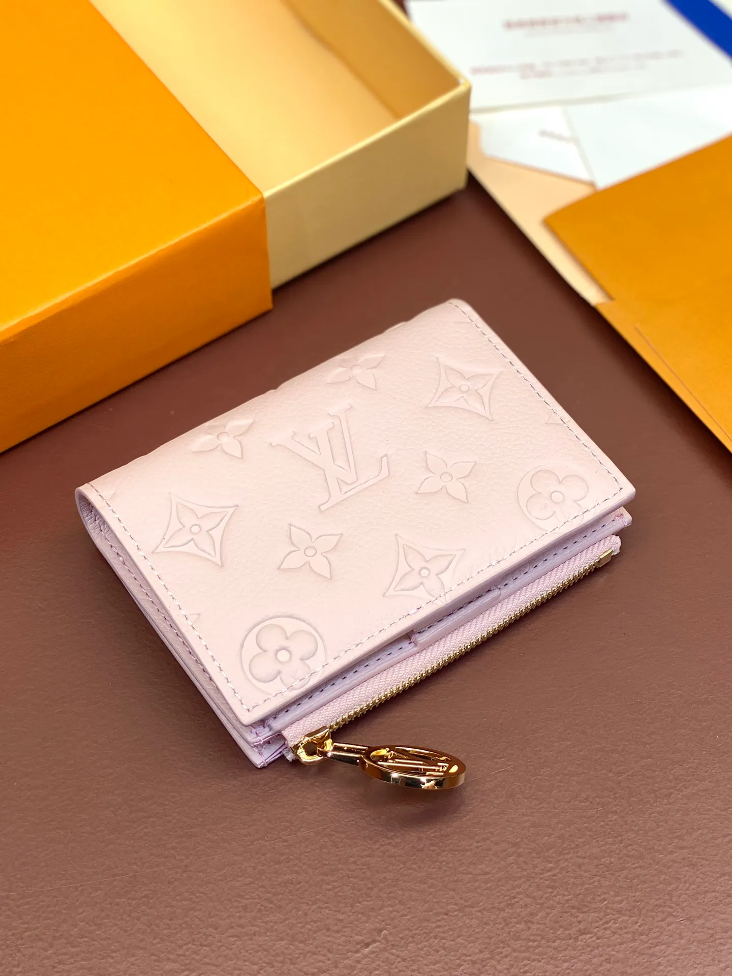 💰440 M83603 nude pink! Made of top layer cowhide! Portefeuil Lisa Compact wallet made of Monogram canvas. It has a laminated coin pocket with a handle. It is also attractive in size suitable for small bags and clutches. It has a bill compartment on the inside. 2 flat pockets and 4 card slots. Size: 9×11.5×1.5cm. .