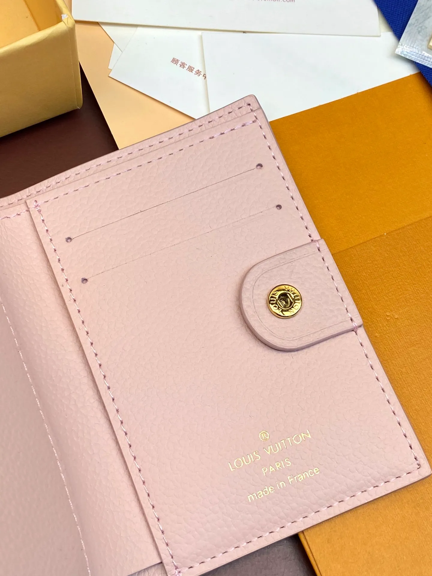 💰440 M83603 nude pink! Made of top layer cowhide! Portefeuil Lisa Compact wallet made of Monogram canvas. It has a laminated coin pocket with a handle. It is also attractive in size suitable for small bags and clutches. It has a bill compartment on the inside. 2 flat pockets and 4 card slots. Size: 9×11.5×1.5cm. .