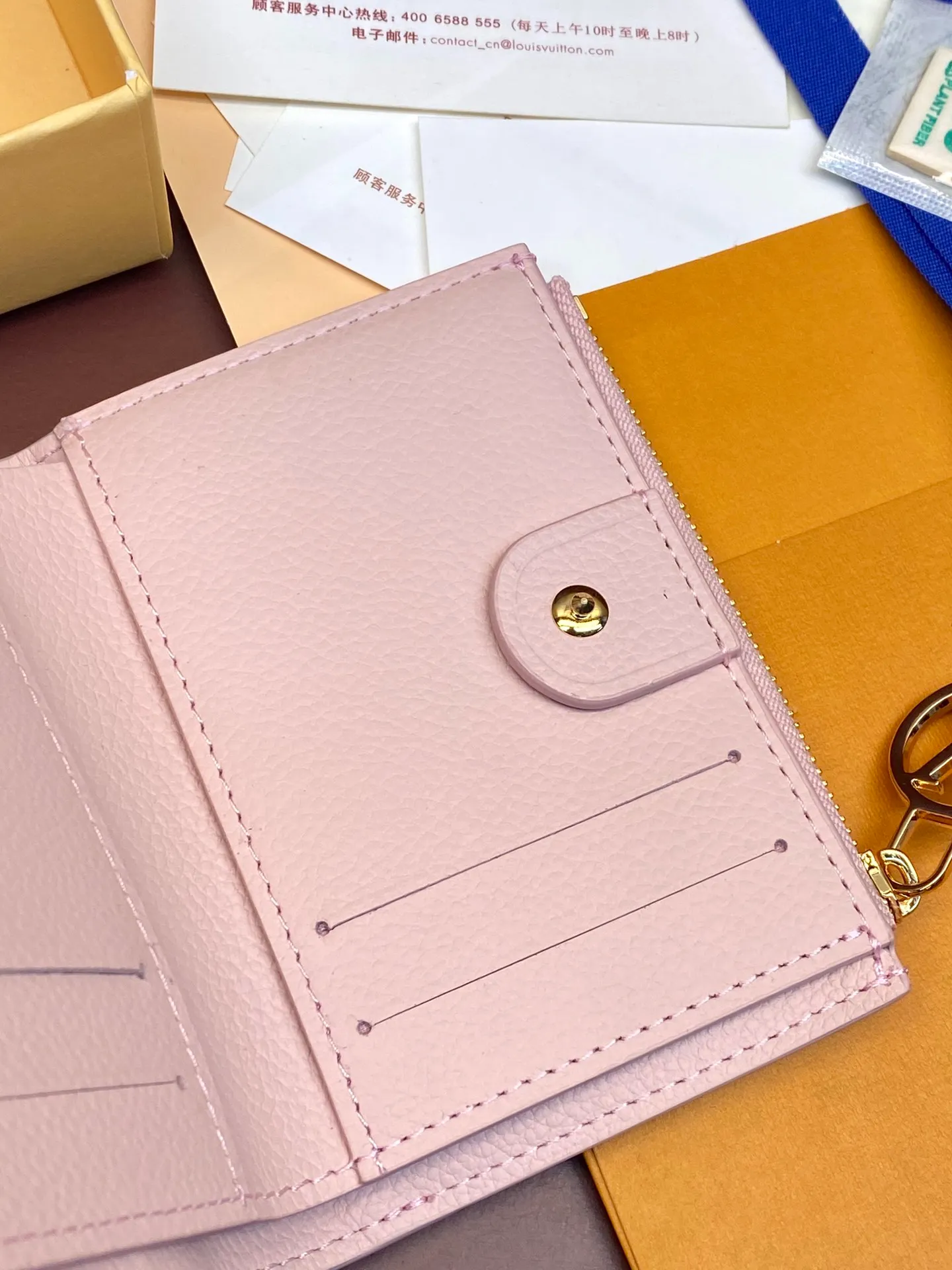 💰440 M83603 nude pink! Made of top layer cowhide! Portefeuil Lisa Compact wallet made of Monogram canvas. It has a laminated coin pocket with a handle. It is also attractive in size suitable for small bags and clutches. It has a bill compartment on the inside. 2 flat pockets and 4 card slots. Size: 9×11.5×1.5cm. .