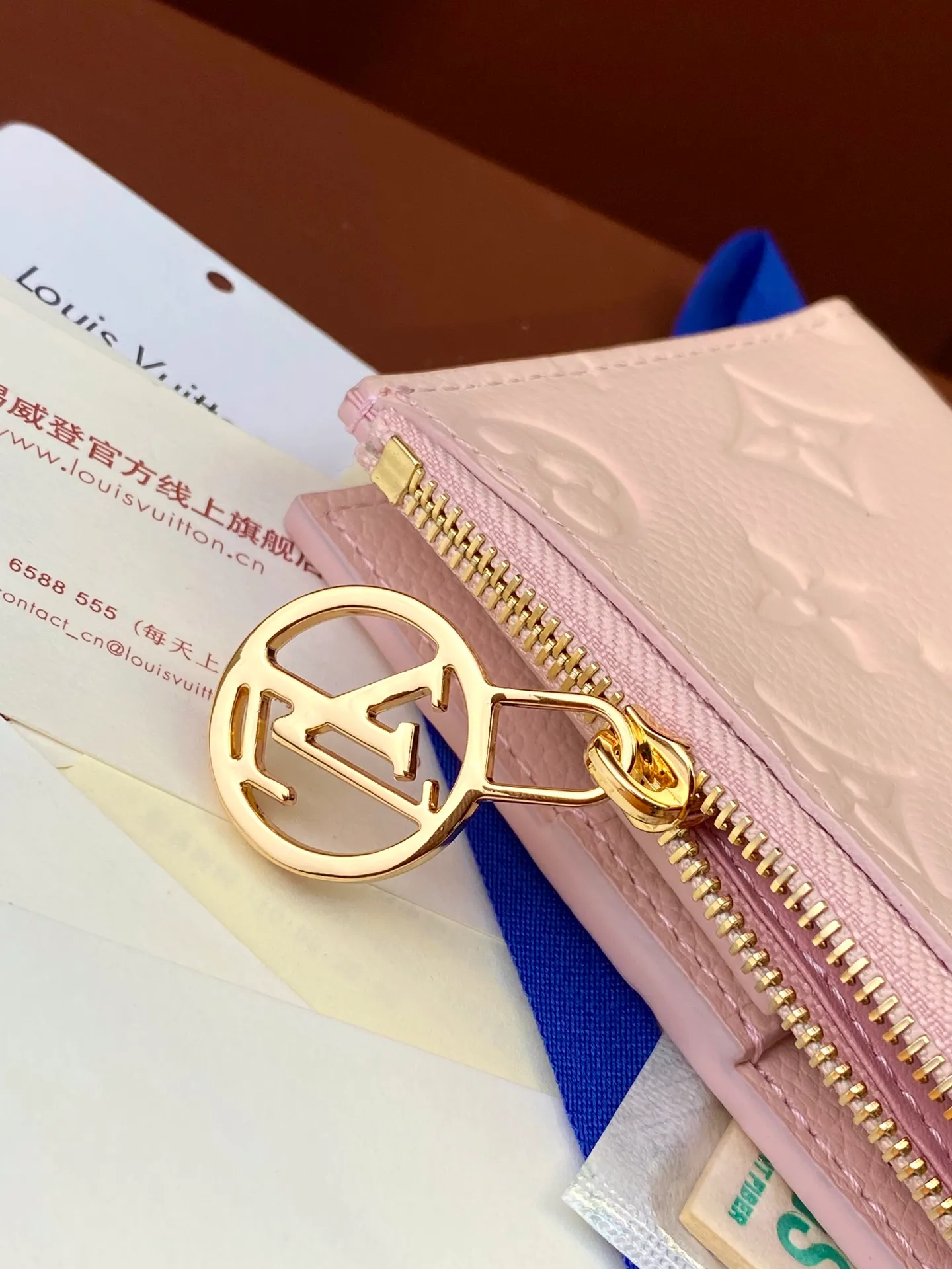 💰440 M83603 nude pink! Made of top layer cowhide! Portefeuil Lisa Compact wallet made of Monogram canvas. It has a laminated coin pocket with a handle. It is also attractive in size suitable for small bags and clutches. It has a bill compartment on the inside. 2 flat pockets and 4 card slots. Size: 9×11.5×1.5cm. .