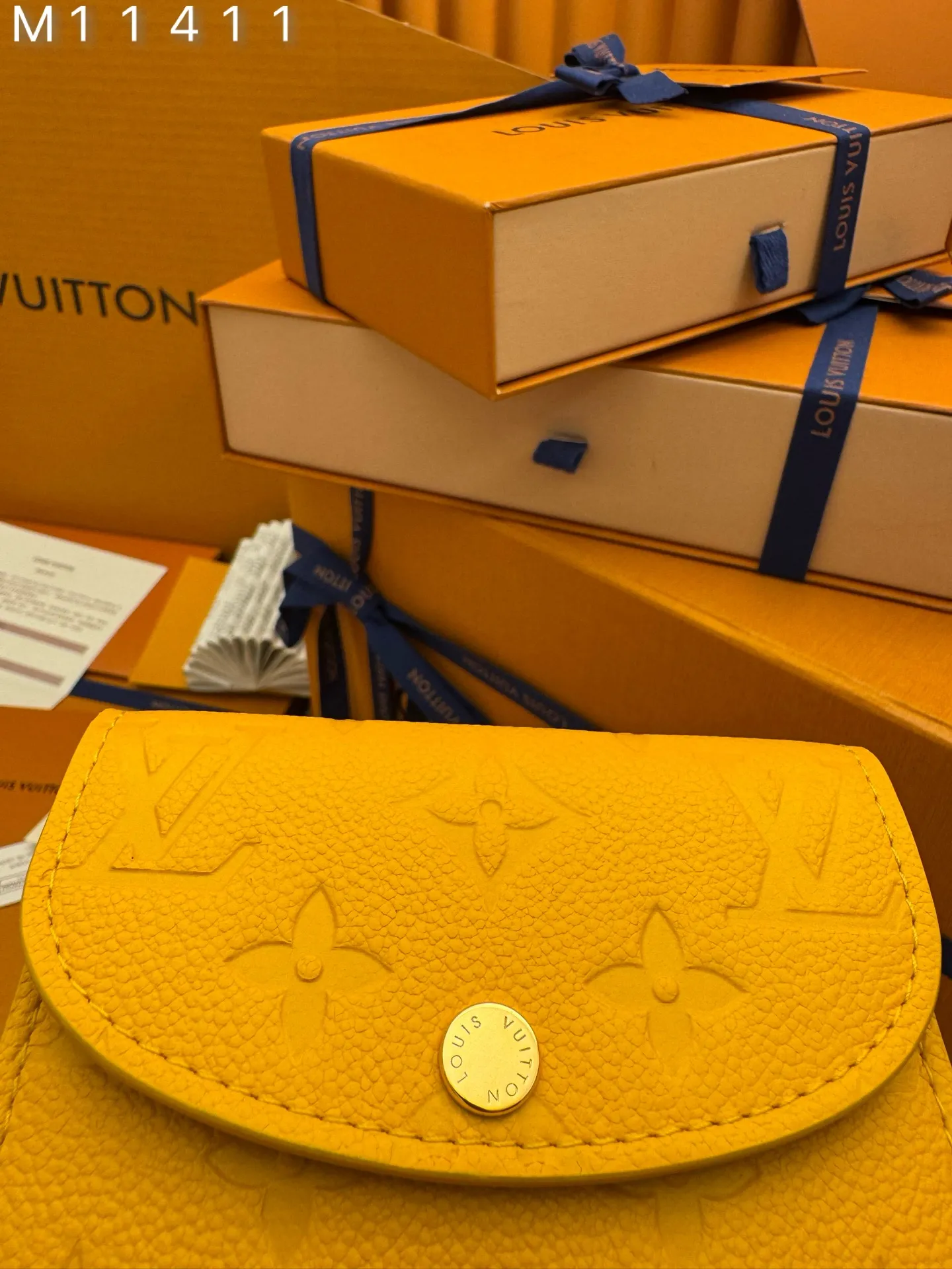M11411 "Special Duty Free" ♻️ [Official special edition·First-class material·All-steel hardware·163 chips·Full set of packaging] This Rosalie coin purse is made of Monogram Empreinte embossed soft-grained cow leather. It opens with a rounded flap and has a compact configuration. It has a zippered coin pocket, a patch pocket and a card compartment inside. Louis Vuitton logo-engraved snaps secure the closure. 11x8x2.5cm 💰460