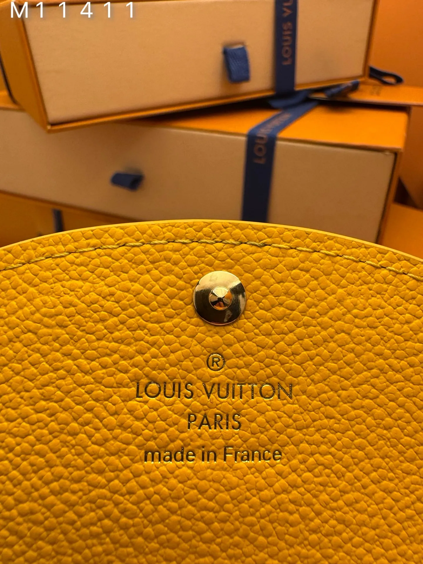 M11411 "Special Duty Free" ♻️ [Official special edition·First-class material·All-steel hardware·163 chips·Full set of packaging] This Rosalie coin purse is made of Monogram Empreinte embossed soft-grained cow leather. It opens with a rounded flap and has a compact configuration. It has a zippered coin pocket, a patch pocket and a card compartment inside. Louis Vuitton logo-engraved snaps secure the closure. 11x8x2.5cm 💰460