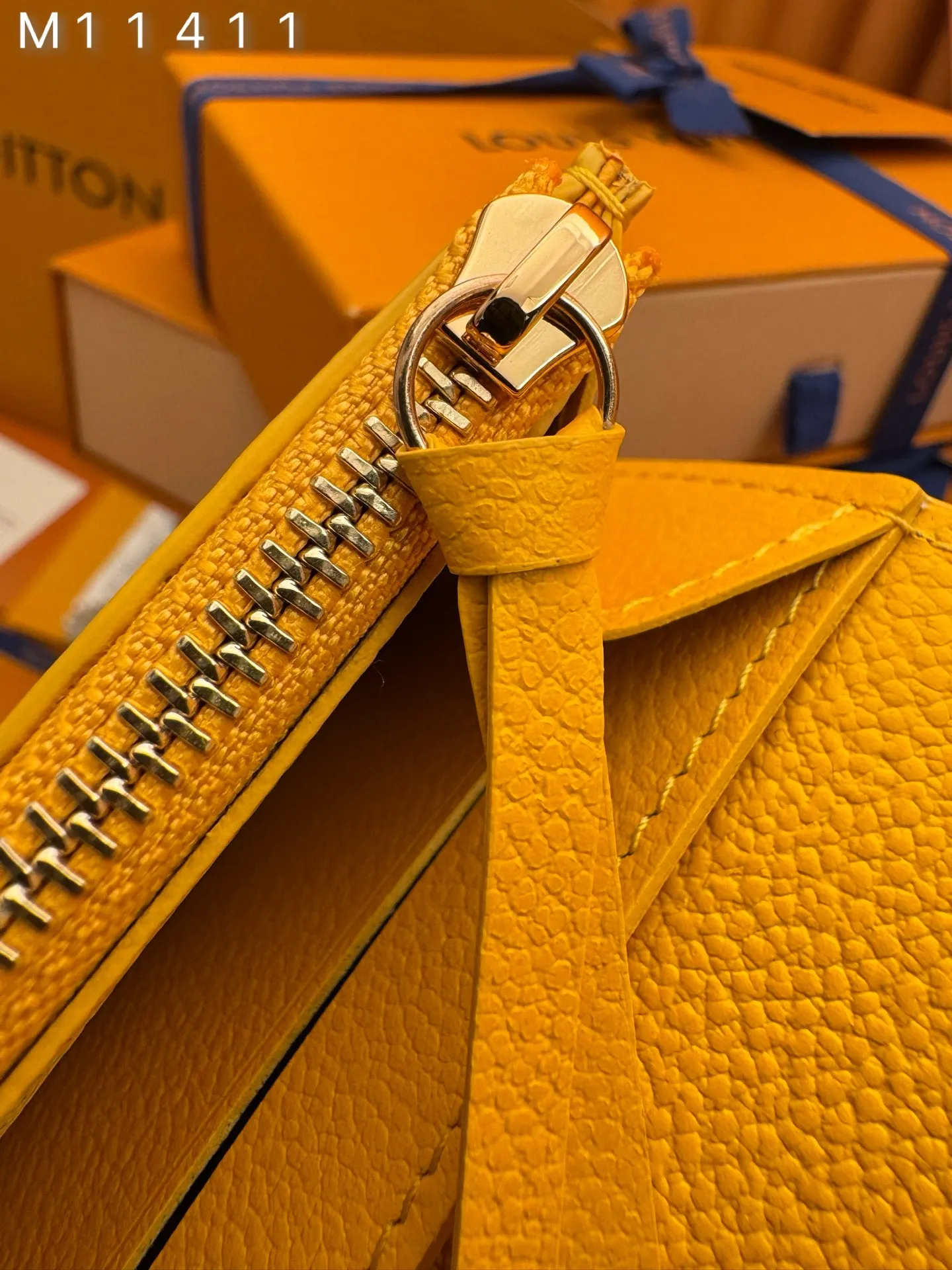 M11411 "Special Duty Free" ♻️ [Official special edition·First-class material·All-steel hardware·163 chips·Full set of packaging] This Rosalie coin purse is made of Monogram Empreinte embossed soft-grained cow leather. It opens with a rounded flap and has a compact configuration. It has a zippered coin pocket, a patch pocket and a card compartment inside. Louis Vuitton logo-engraved snaps secure the closure. 11x8x2.5cm 💰460