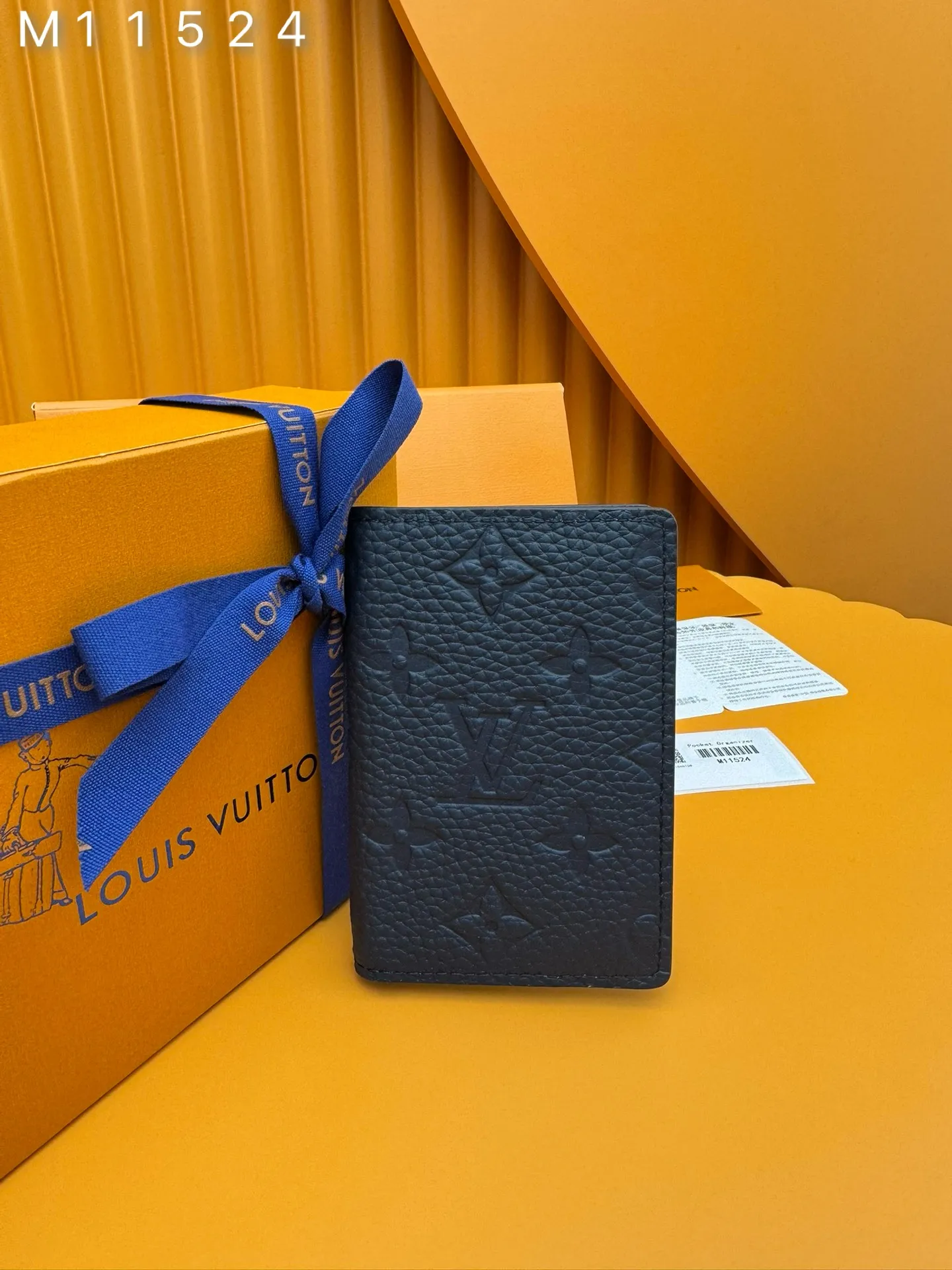 M11524 "Special Duty Free" ♻️[Official special edition·First-class material·All-steel hardware·French chips·Full set of packaging] This pocket wallet is made of soft and wear-resistant Taurillon leather, showing the brand's classic Monogram embossing. The fresh colors imitate the bright moonlight, and the handsome design makes it an everyday choice for modern life. 7.5x11.1x1cm 💰480
