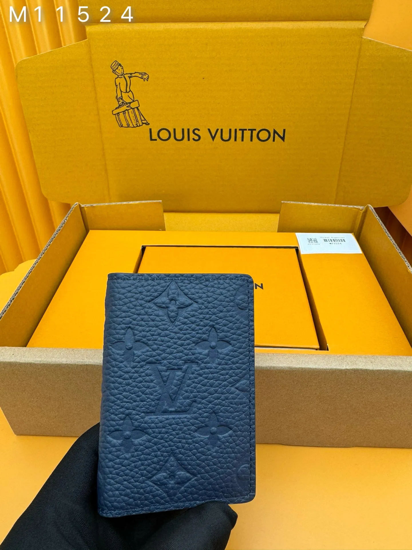 M11524 "Special Duty Free" ♻️[Official special edition·First-class material·All-steel hardware·French chips·Full set of packaging] This pocket wallet is made of soft and wear-resistant Taurillon leather, showing the brand's classic Monogram embossing. The fresh colors imitate the bright moonlight, and the handsome design makes it an everyday choice for modern life. 7.5x11.1x1cm 💰480
