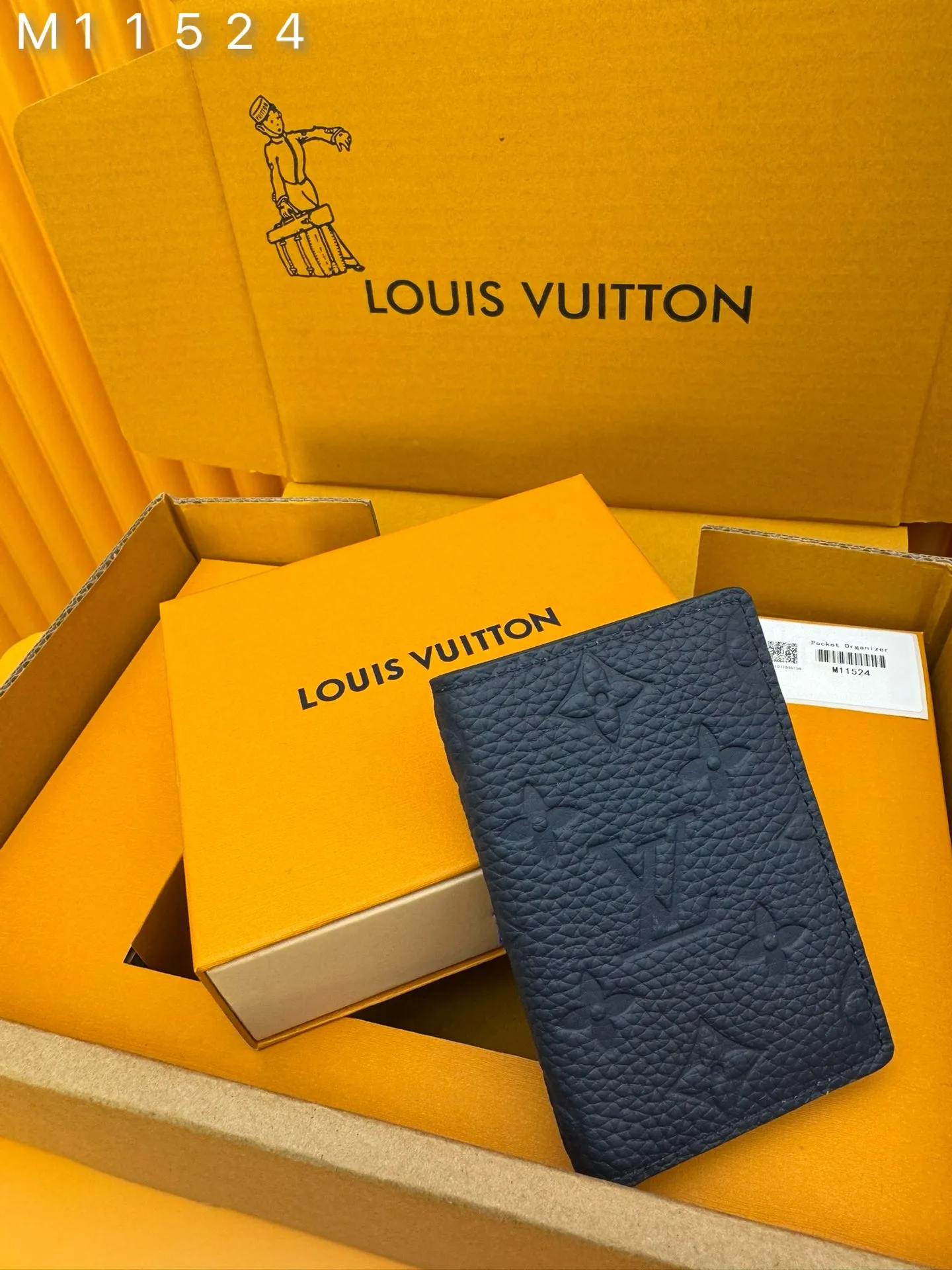 M11524 "Special Duty Free" ♻️[Official special edition·First-class material·All-steel hardware·French chips·Full set of packaging] This pocket wallet is made of soft and wear-resistant Taurillon leather, showing the brand's classic Monogram embossing. The fresh colors imitate the bright moonlight, and the handsome design makes it an everyday choice for modern life. 7.5x11.1x1cm 💰480
