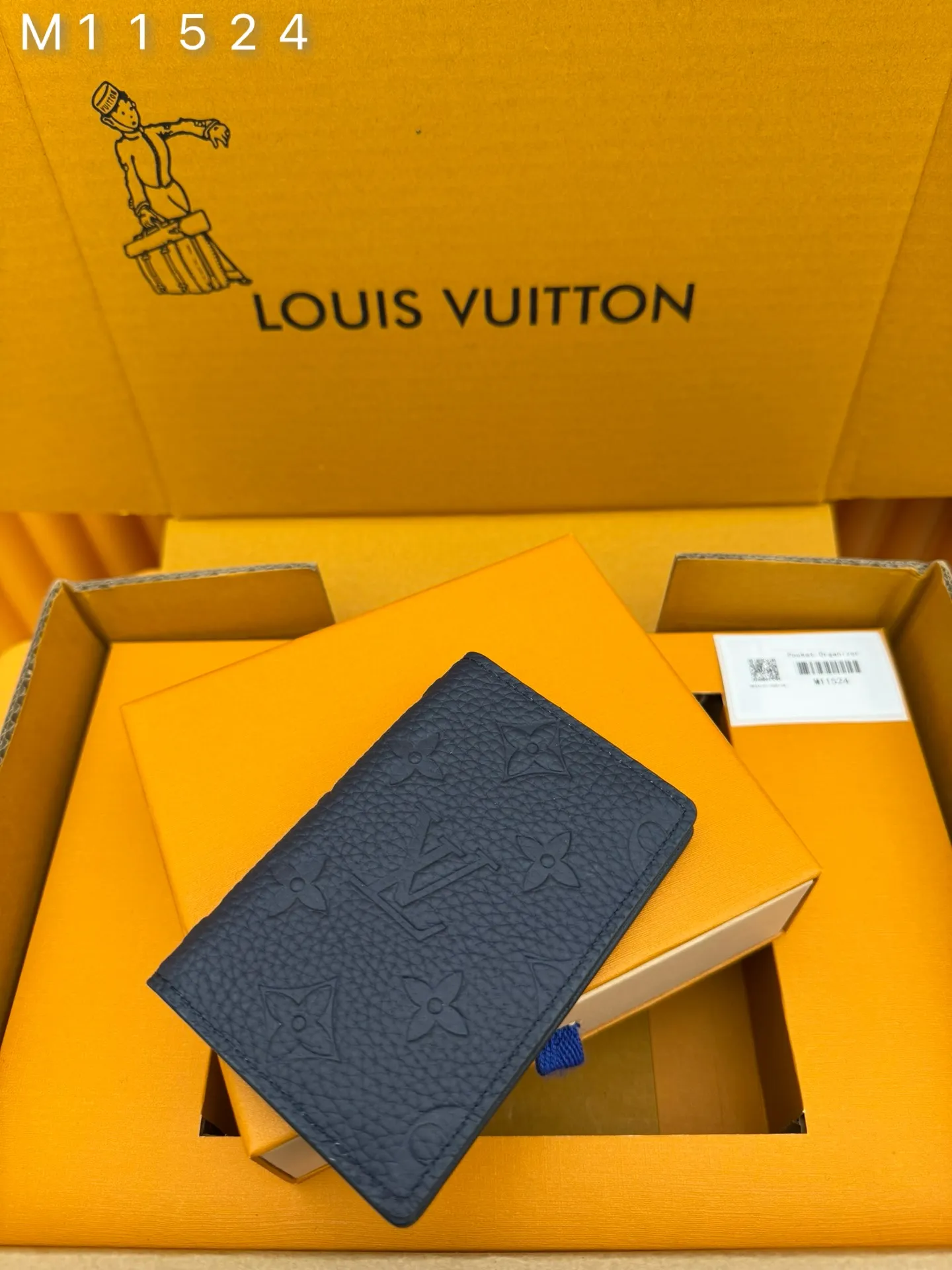 M11524 "Special Duty Free" ♻️[Official special edition·First-class material·All-steel hardware·French chips·Full set of packaging] This pocket wallet is made of soft and wear-resistant Taurillon leather, showing the brand's classic Monogram embossing. The fresh colors imitate the bright moonlight, and the handsome design makes it an everyday choice for modern life. 7.5x11.1x1cm 💰480