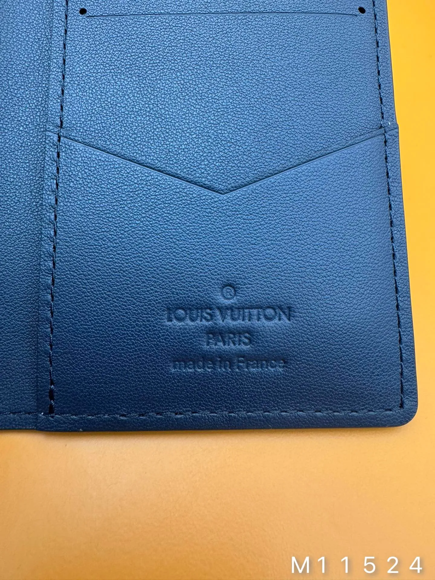 M11524 "Special Duty Free" ♻️[Official special edition·First-class material·All-steel hardware·French chips·Full set of packaging] This pocket wallet is made of soft and wear-resistant Taurillon leather, showing the brand's classic Monogram embossing. The fresh colors imitate the bright moonlight, and the handsome design makes it an everyday choice for modern life. 7.5x11.1x1cm 💰480