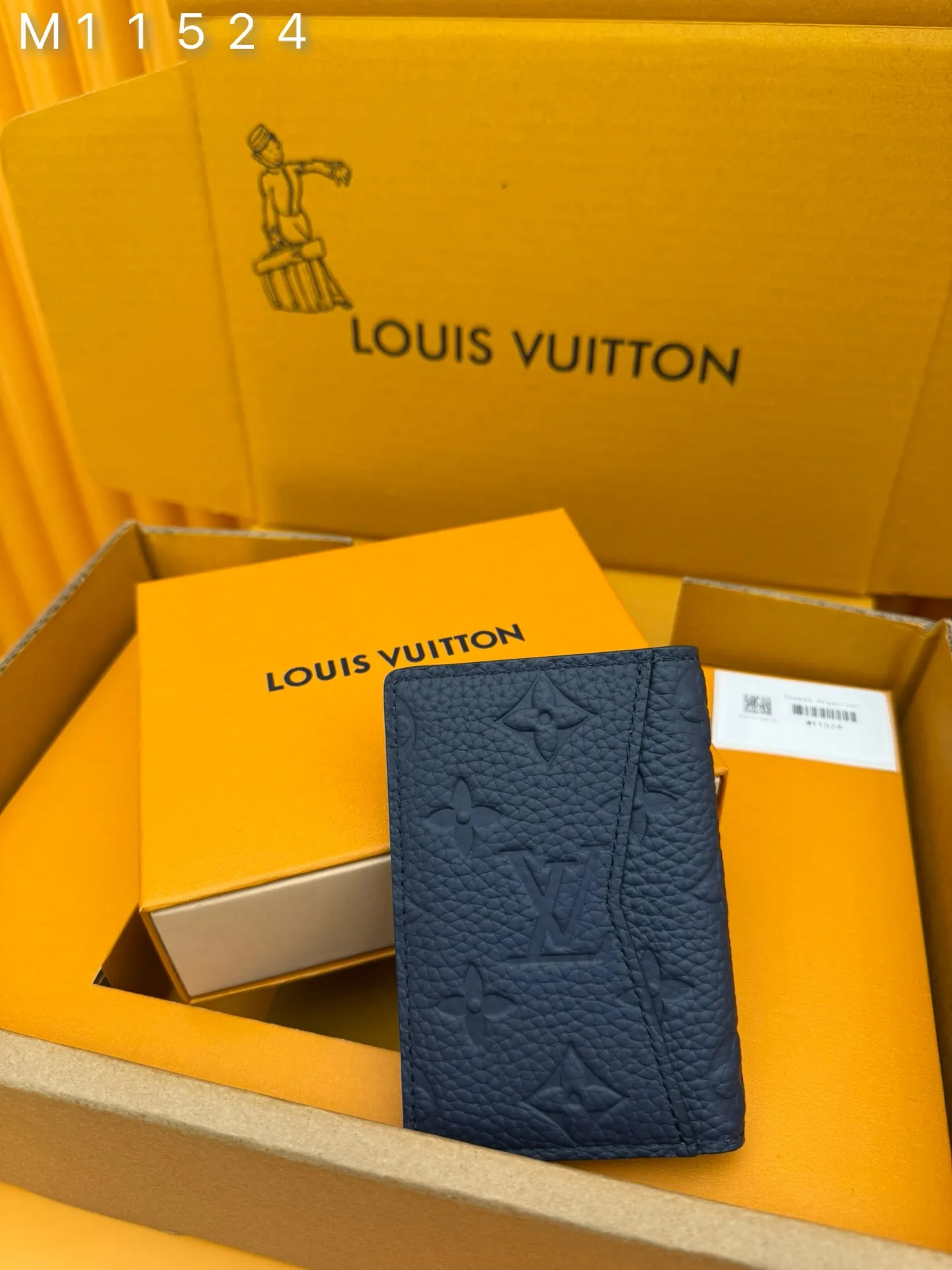 M11524 "Special Duty Free" ♻️[Official special edition·First-class material·All-steel hardware·French chips·Full set of packaging] This pocket wallet is made of soft and wear-resistant Taurillon leather, showing the brand's classic Monogram embossing. The fresh colors imitate the bright moonlight, and the handsome design makes it an everyday choice for modern life. 7.5x11.1x1cm 💰480