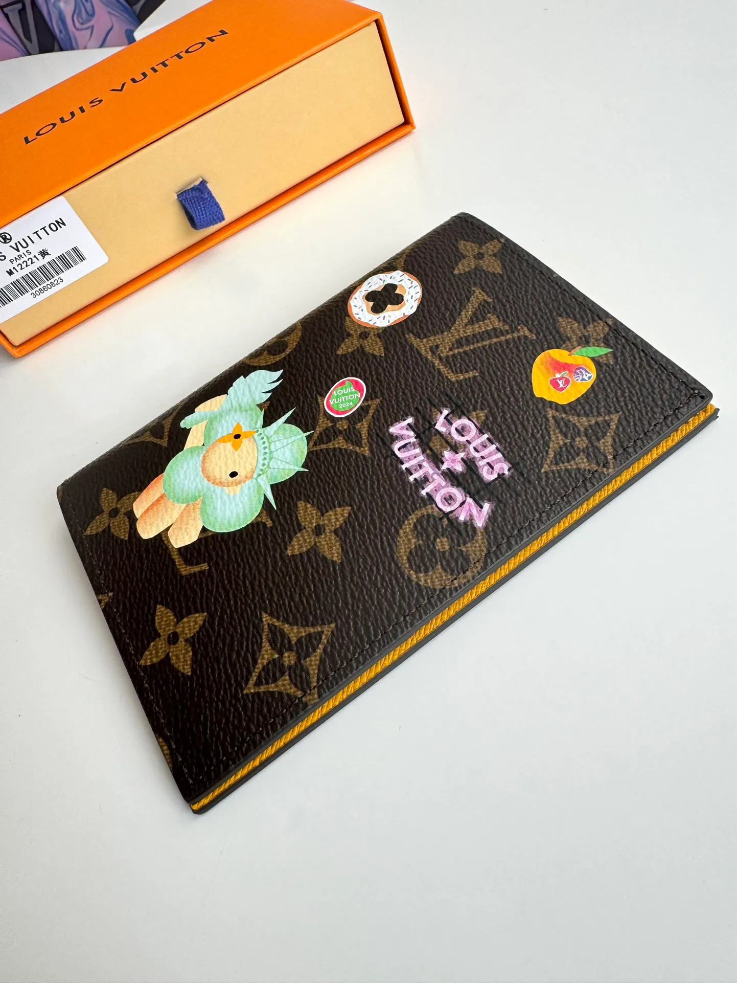 P320🇫🇷Exclusive real shot of overseas original single M12221! This passport cover displays the fun charm of the Snow Show series with the brand mascot Vivienne, depicting LV snowflakes and cute polar bears on Monogram canvas. The leather lining is a finishing touch, and a flap pocket and card slot provide organized organization. Size: 14×10×2.5cm
