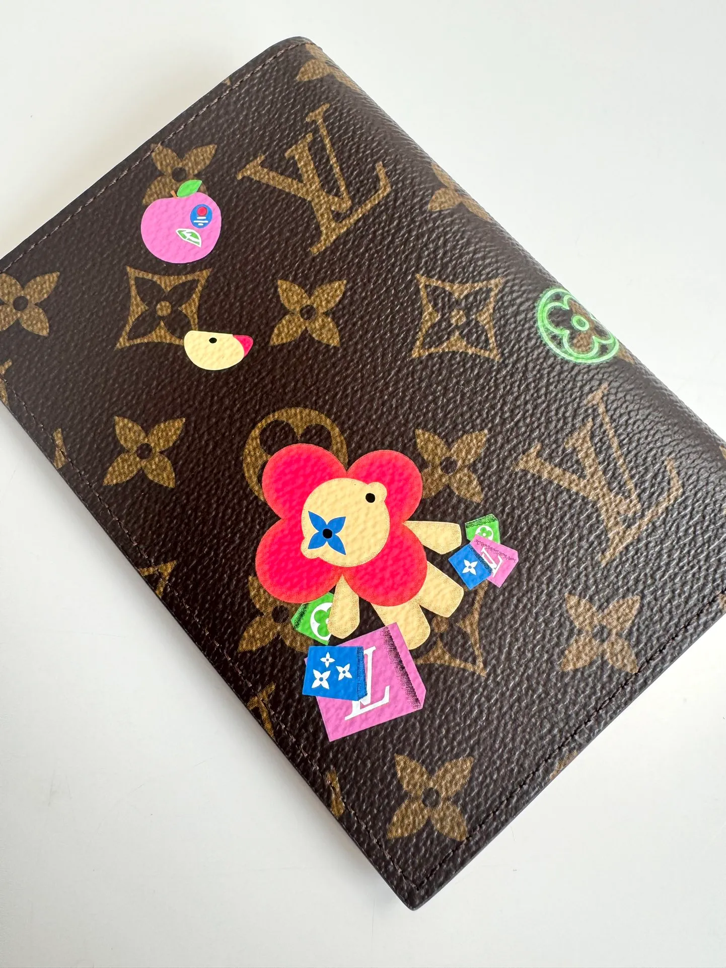 P320🇫🇷Exclusive real shot of overseas original single M12221! This passport cover displays the fun charm of the Snow Show series with the brand mascot Vivienne, depicting LV snowflakes and cute polar bears on Monogram canvas. The leather lining is a finishing touch, and a flap pocket and card slot provide organized organization. Size: 14×10×2.5cm