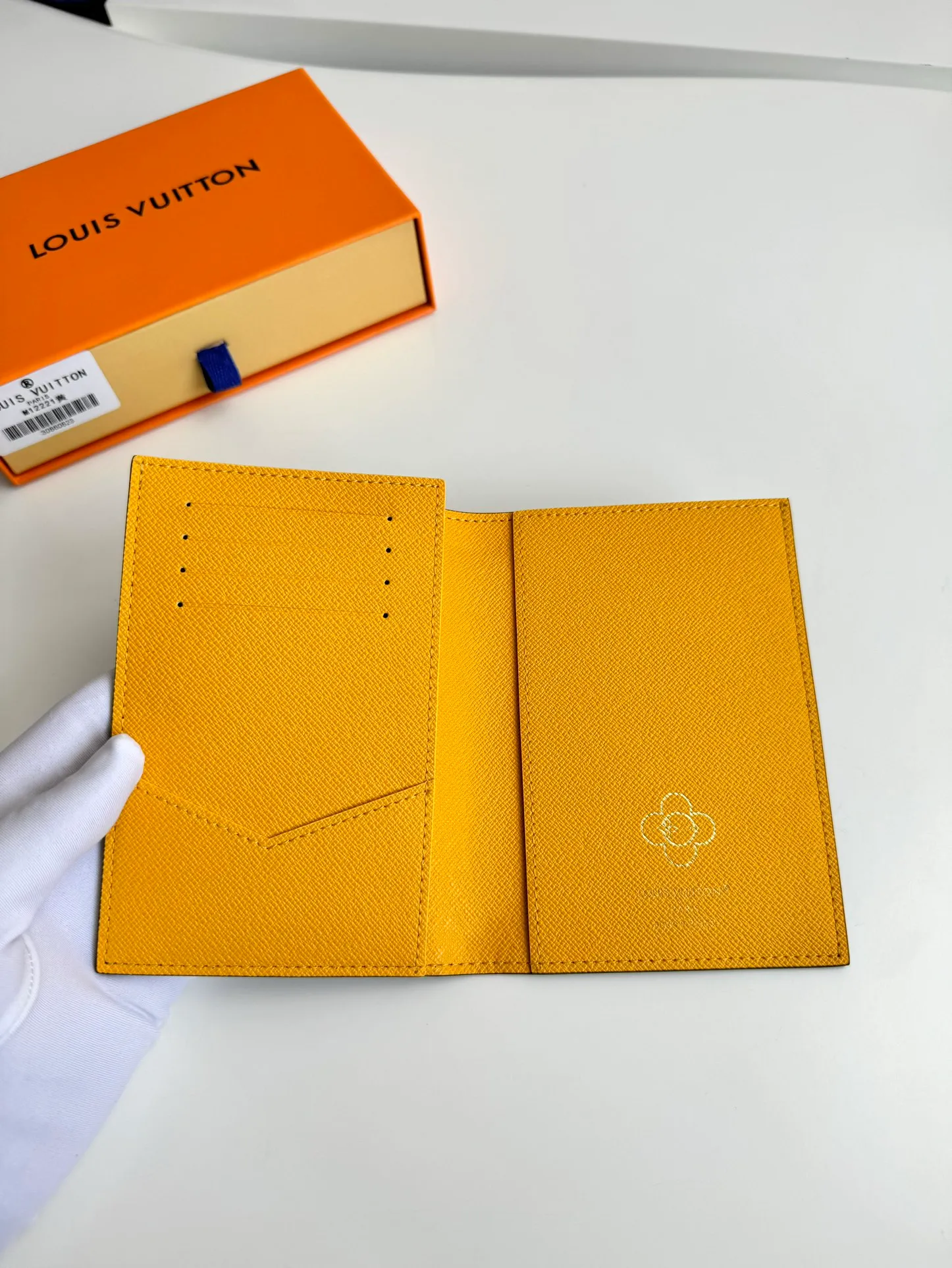 P320🇫🇷Exclusive real shot of overseas original single M12221! This passport cover displays the fun charm of the Snow Show series with the brand mascot Vivienne, depicting LV snowflakes and cute polar bears on Monogram canvas. The leather lining is a finishing touch, and a flap pocket and card slot provide organized organization. Size: 14×10×2.5cm