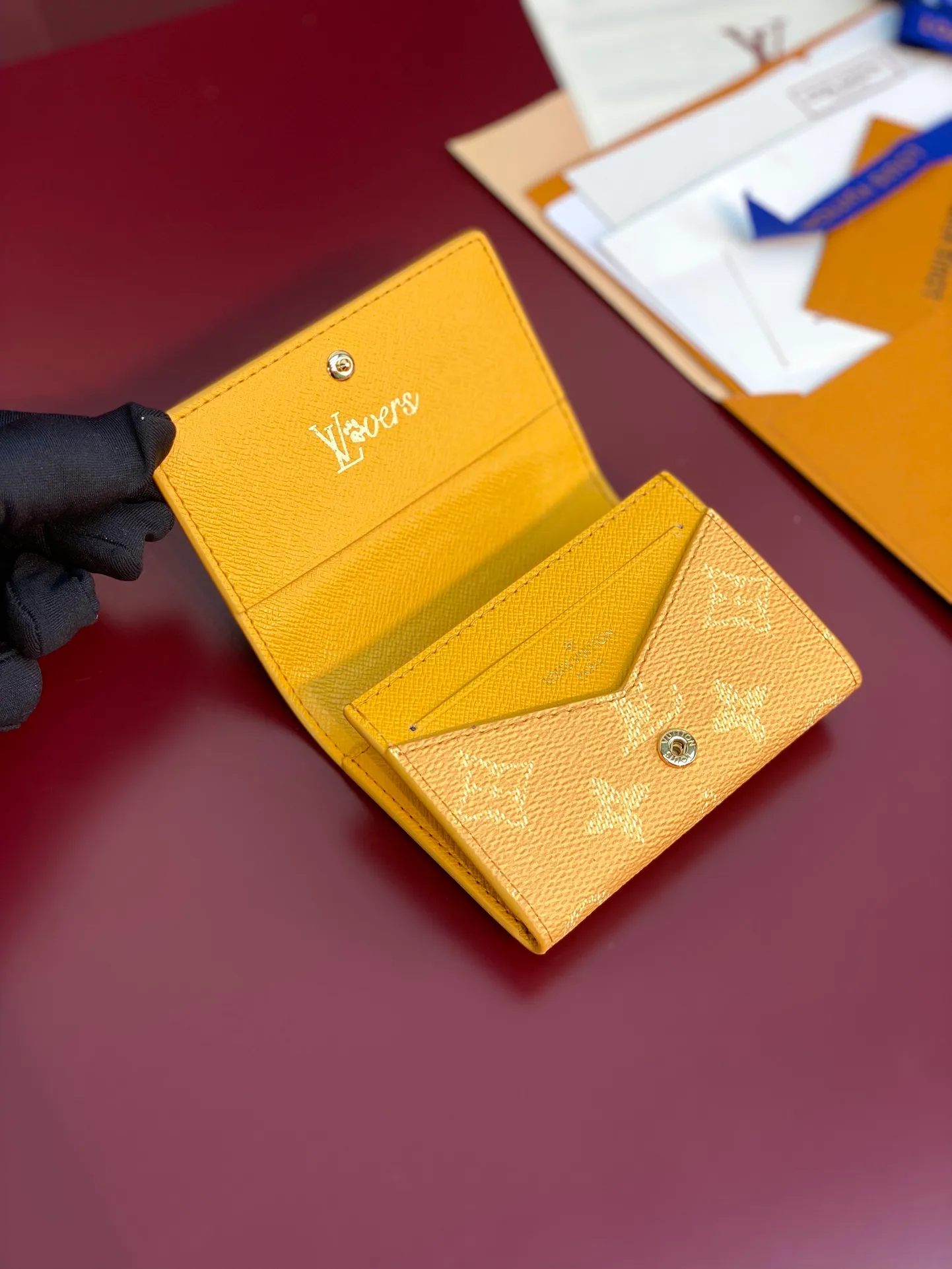 M12664 yellow! ENVELOPE Business Card Holder, this business card holder is made of Monogram Heritage canvas and has a slim profile that can be easily placed in a pocket or handbag. The flap is secured with hidden snaps, opening to reveal the accordion compartment and card compartment. Calf leather lining and the Marque L.Vuitton Déposée logo in Damier canvas add to the sophisticated details.  8 x 1 x 10.5 cm (height x width x length). 💰320