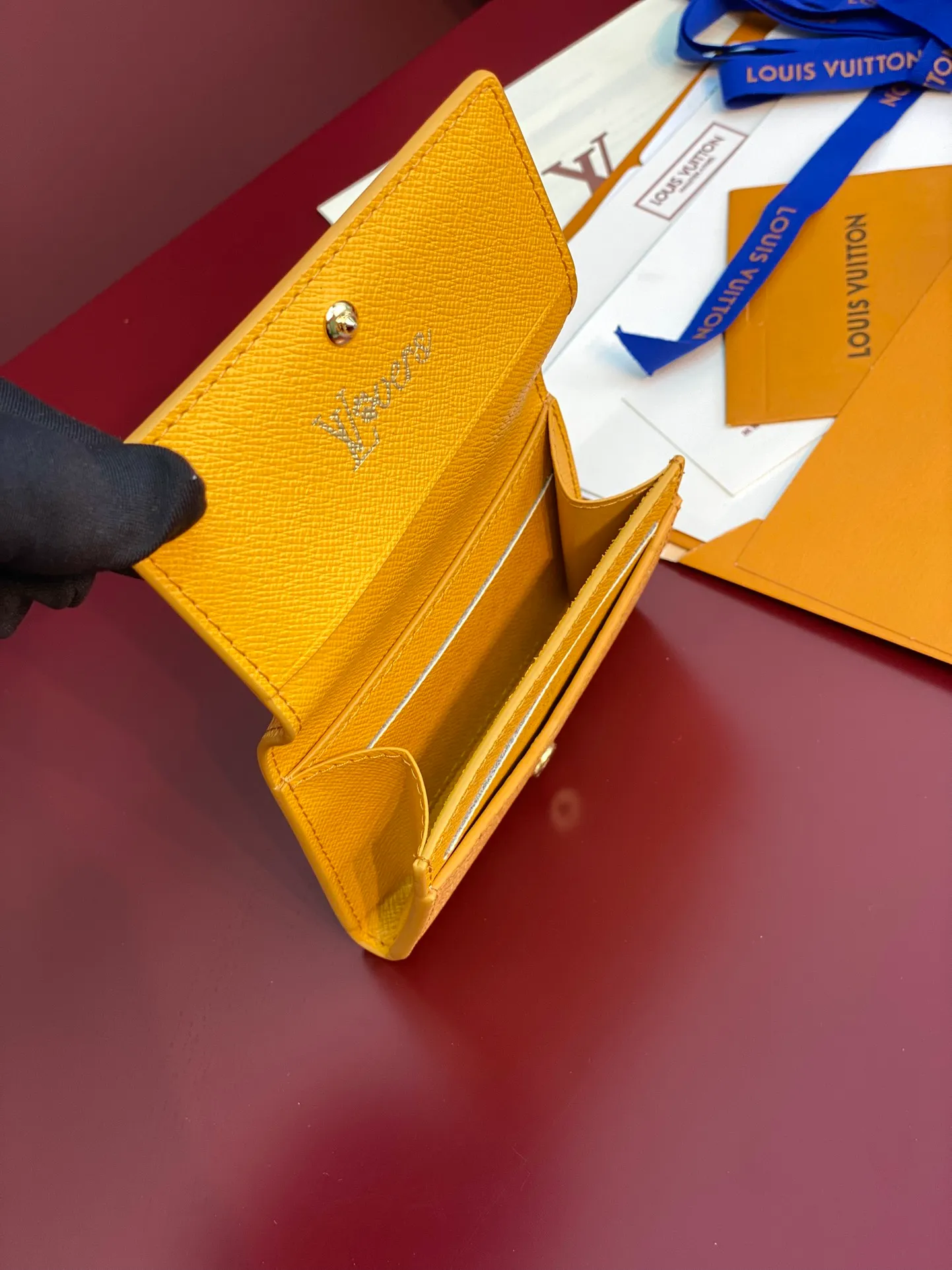M12664 yellow! ENVELOPE Business Card Holder, this business card holder is made of Monogram Heritage canvas and has a slim profile that can be easily placed in a pocket or handbag. The flap is secured with hidden snaps, opening to reveal the accordion compartment and card compartment. Calf leather lining and the Marque L.Vuitton Déposée logo in Damier canvas add to the sophisticated details.  8 x 1 x 10.5 cm (height x width x length). 💰320