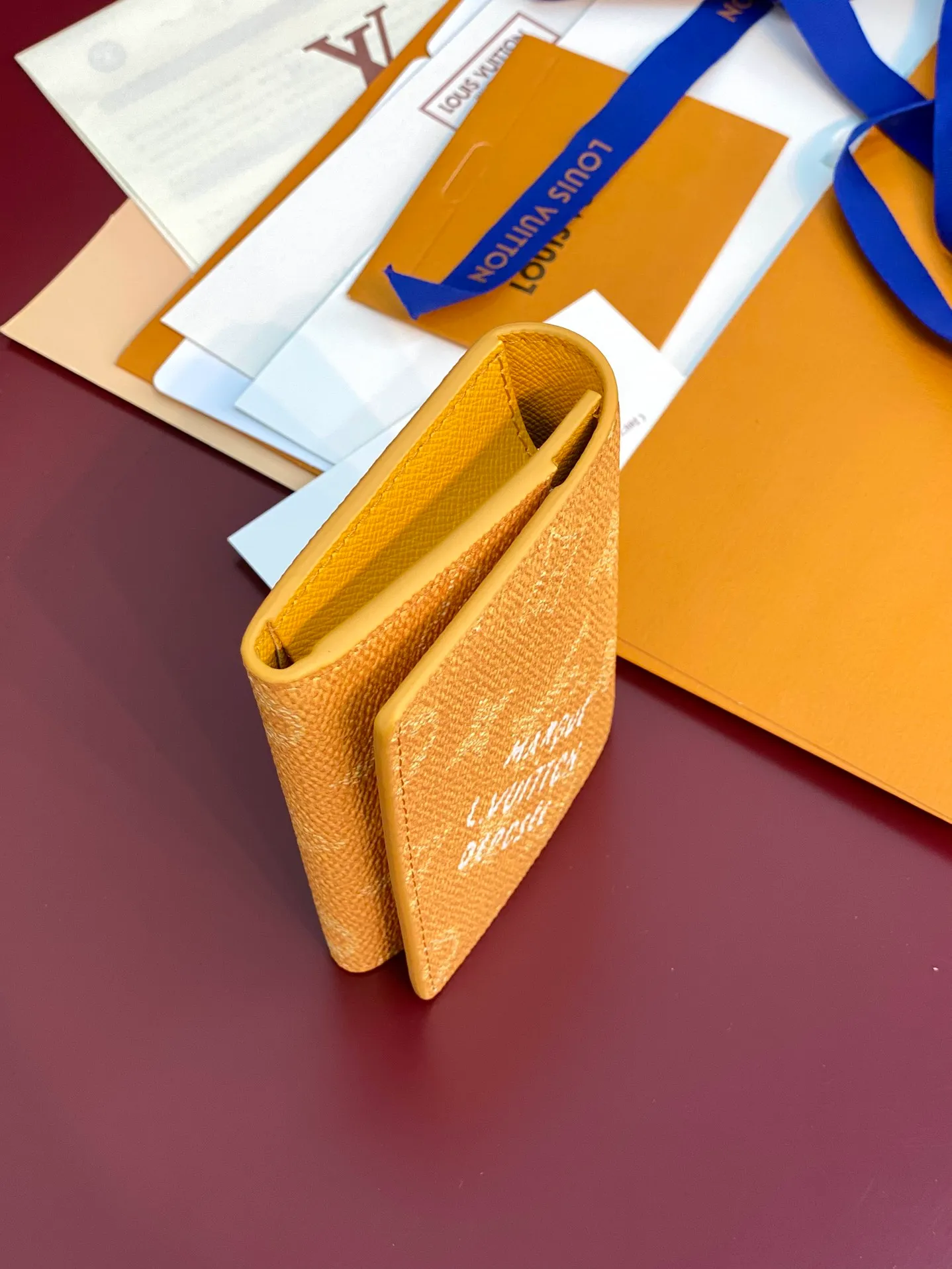 M12664 yellow! ENVELOPE Business Card Holder, this business card holder is made of Monogram Heritage canvas and has a slim profile that can be easily placed in a pocket or handbag. The flap is secured with hidden snaps, opening to reveal the accordion compartment and card compartment. Calf leather lining and the Marque L.Vuitton Déposée logo in Damier canvas add to the sophisticated details.  8 x 1 x 10.5 cm (height x width x length). 💰320