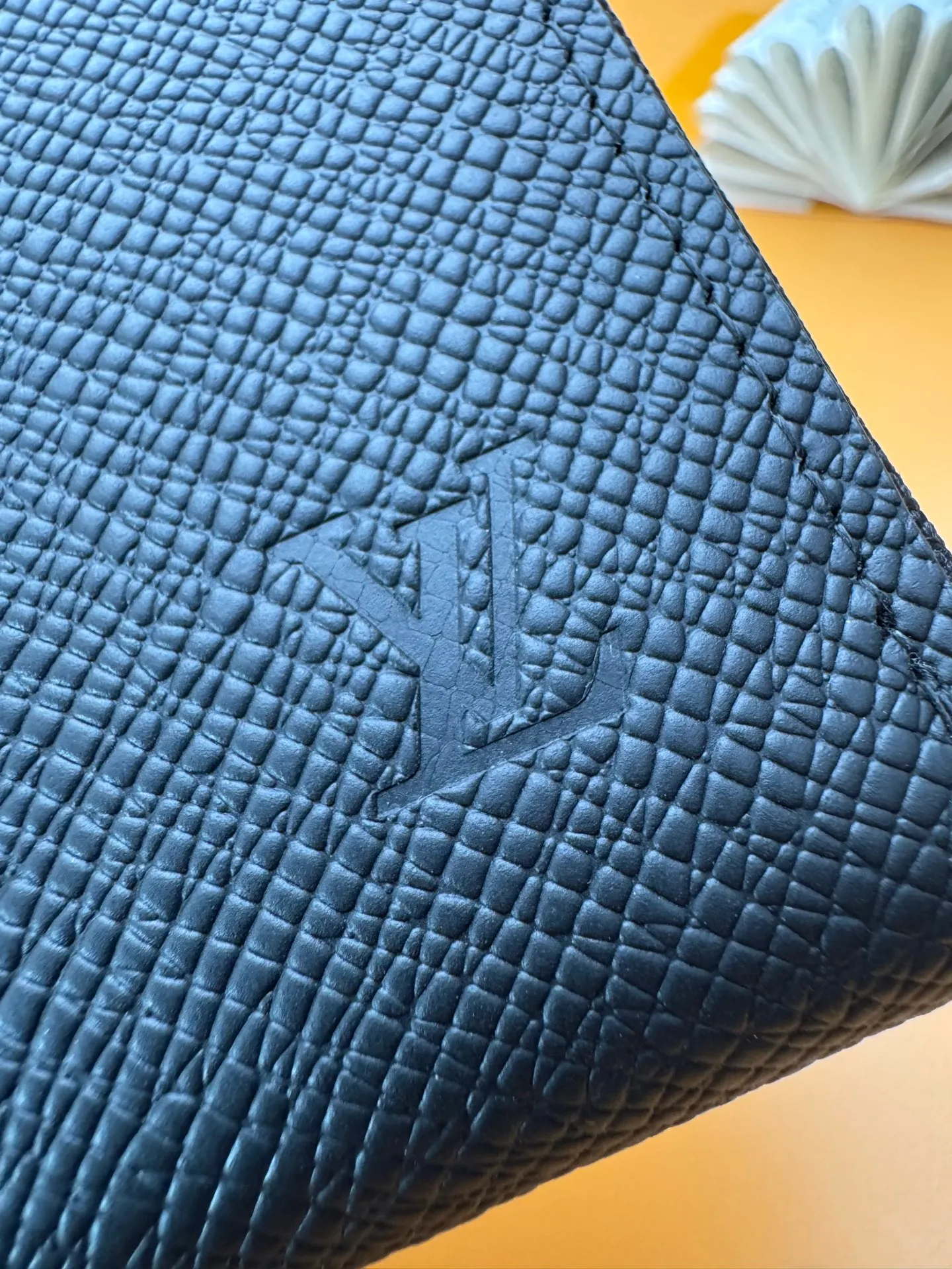 M31071 "Special Duty Free" ♻️[Official special edition·First-class material·All-steel hardware·163 chips·Full set of packaging] The horizontal version of the horizontal wallet is made of Siberian cowhide and equipped with silver metal accessories. This is a redesign of the traditional Zippy wallet portrait version, using a horizontal layout to enhance its functionality. The practical design of this zippered wallet includes a main compartment with a central zipped pocket; six card slots on each side; and two flat pockets for banknotes or receipts. 21x10x2.5cm 💰780