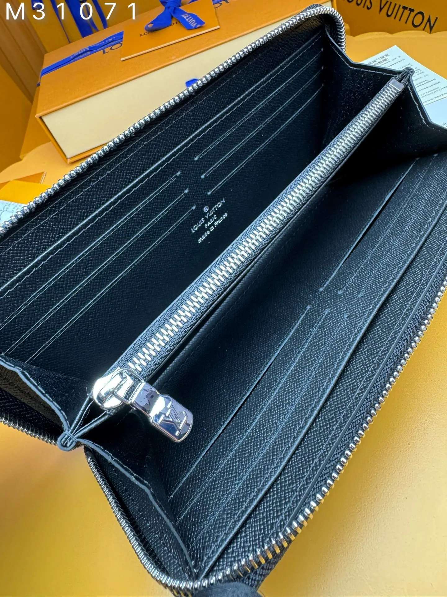 M31071 "Special Duty Free" ♻️[Official special edition·First-class material·All-steel hardware·163 chips·Full set of packaging] The horizontal version of the horizontal wallet is made of Siberian cowhide and equipped with silver metal accessories. This is a redesign of the traditional Zippy wallet portrait version, using a horizontal layout to enhance its functionality. The practical design of this zippered wallet includes a main compartment with a central zipped pocket; six card slots on each side; and two flat pockets for banknotes or receipts. 21x10x2.5cm 💰780