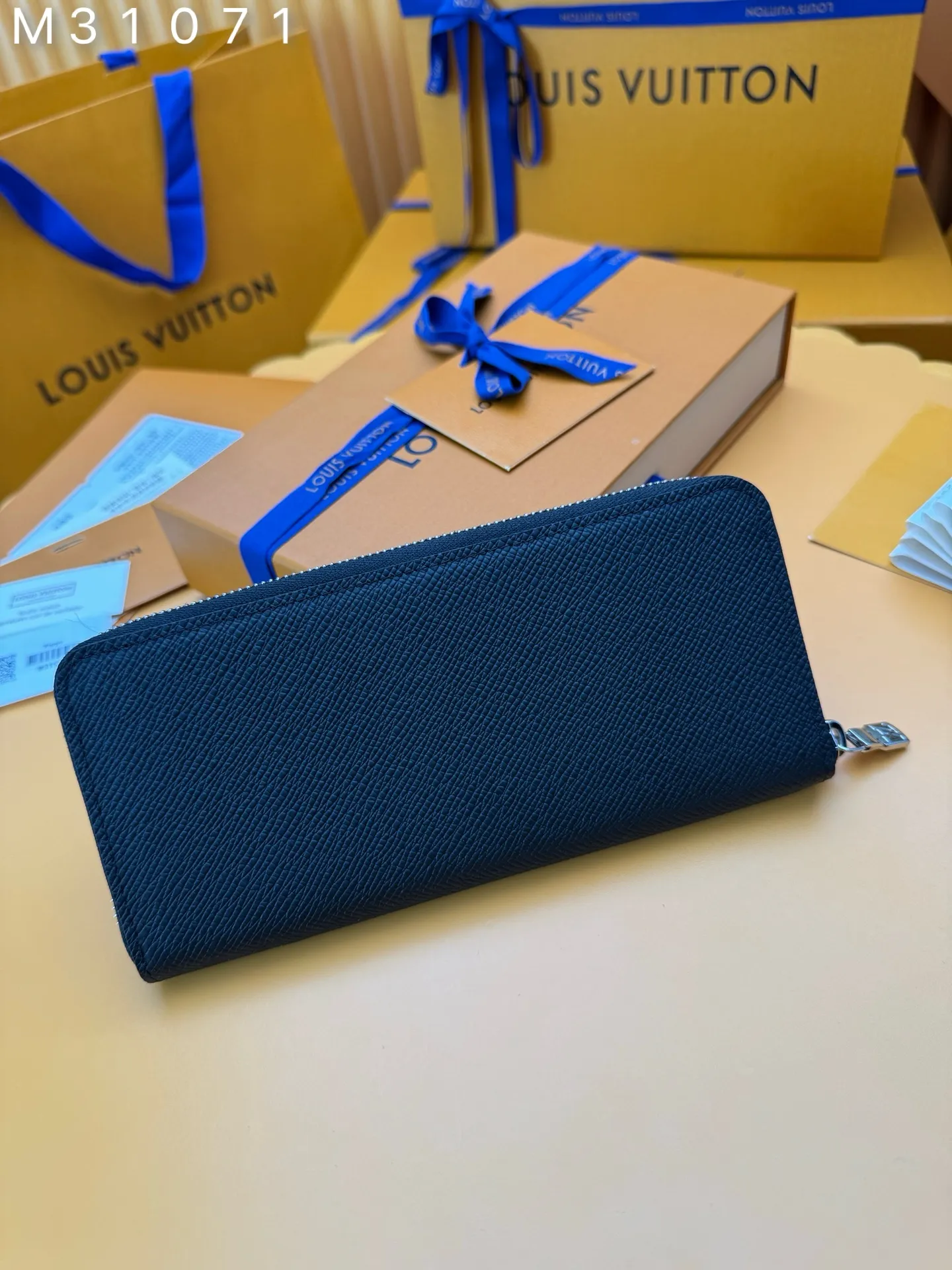 M31071 "Special Duty Free" ♻️[Official special edition·First-class material·All-steel hardware·163 chips·Full set of packaging] The horizontal version of the horizontal wallet is made of Siberian cowhide and equipped with silver metal accessories. This is a redesign of the traditional Zippy wallet portrait version, using a horizontal layout to enhance its functionality. The practical design of this zippered wallet includes a main compartment with a central zipped pocket; six card slots on each side; and two flat pockets for banknotes or receipts. 21x10x2.5cm 💰780