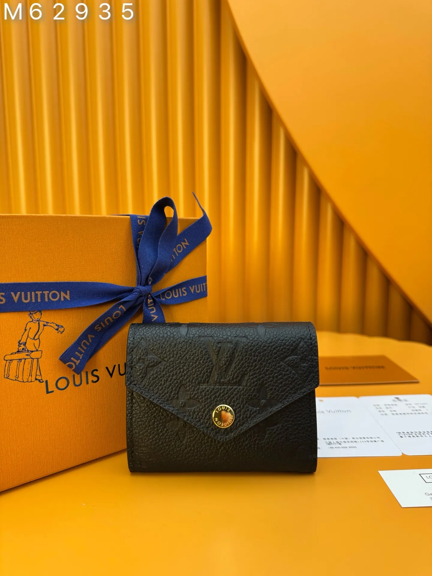 M62935 "Special Duty Free" ♻️[Official special edition·First-class material·All-steel hardware·French chips·Full set of packaging] The Zoé wallet is sublimated from Monogram printed leather, with the iconic Monogram pattern's concave and convex fine lines. Compact enough to fit into a small bag or pocket, yet roomy enough to hold currency, notes, and credit cards, this sophisticated wallet will quickly become a must-have. 9.5x7.5x3cm 💰600