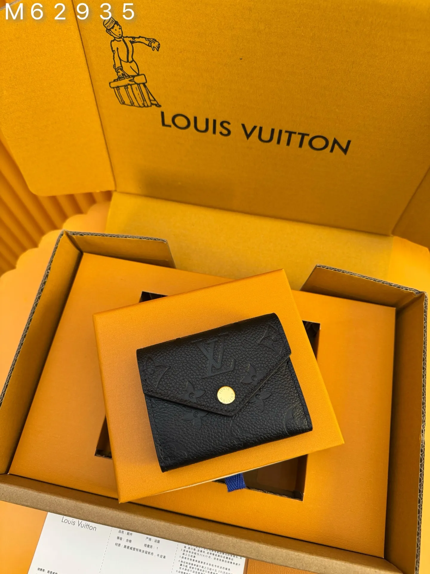 M62935 "Special Duty Free" ♻️[Official special edition·First-class material·All-steel hardware·French chips·Full set of packaging] The Zoé wallet is sublimated from Monogram printed leather, with the iconic Monogram pattern's concave and convex fine lines. Compact enough to fit into a small bag or pocket, yet roomy enough to hold currency, notes, and credit cards, this sophisticated wallet will quickly become a must-have. 9.5x7.5x3cm 💰600