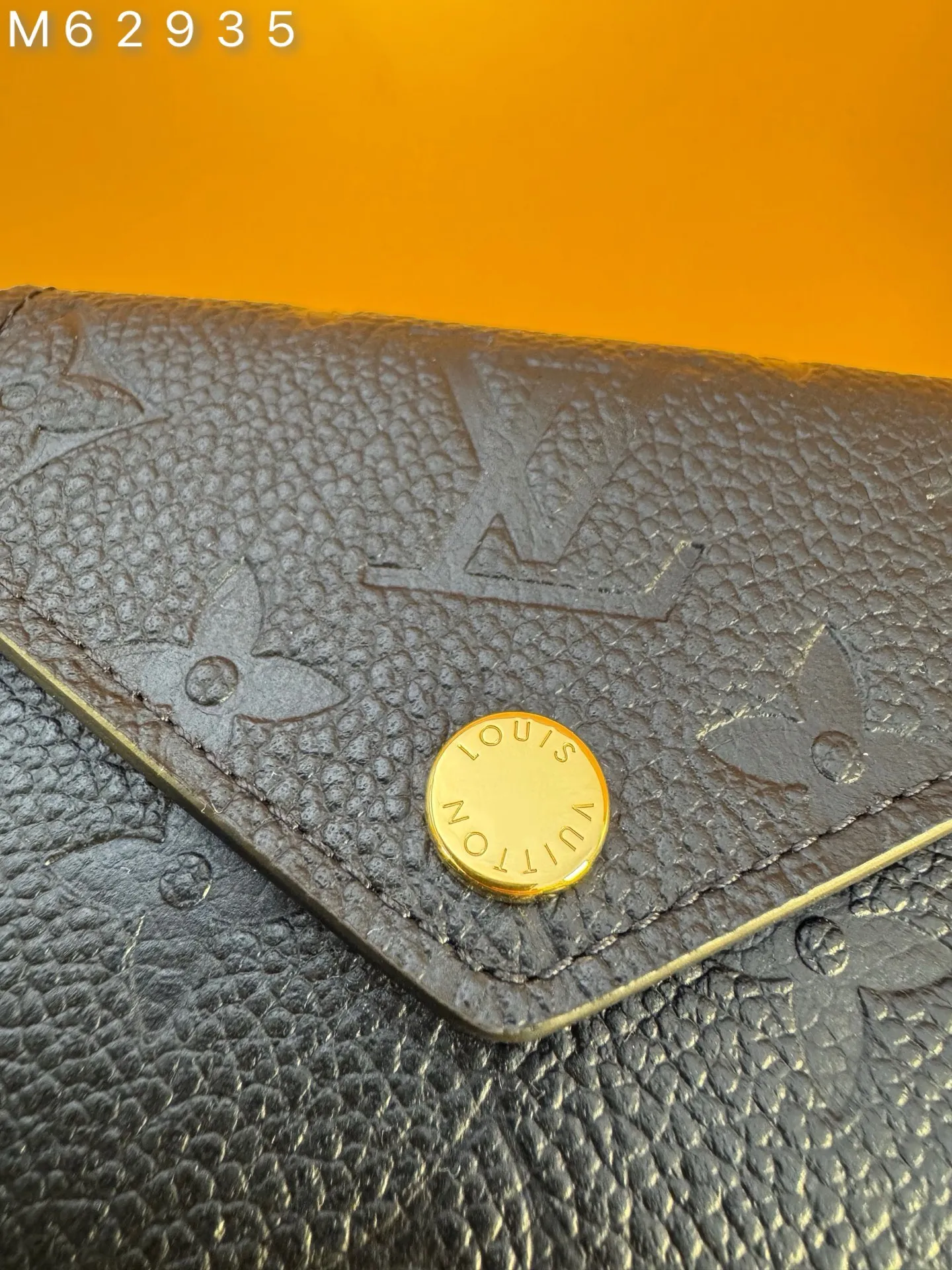 M62935 "Special Duty Free" ♻️[Official special edition·First-class material·All-steel hardware·French chips·Full set of packaging] The Zoé wallet is sublimated from Monogram printed leather, with the iconic Monogram pattern's concave and convex fine lines. Compact enough to fit into a small bag or pocket, yet roomy enough to hold currency, notes, and credit cards, this sophisticated wallet will quickly become a must-have. 9.5x7.5x3cm 💰600