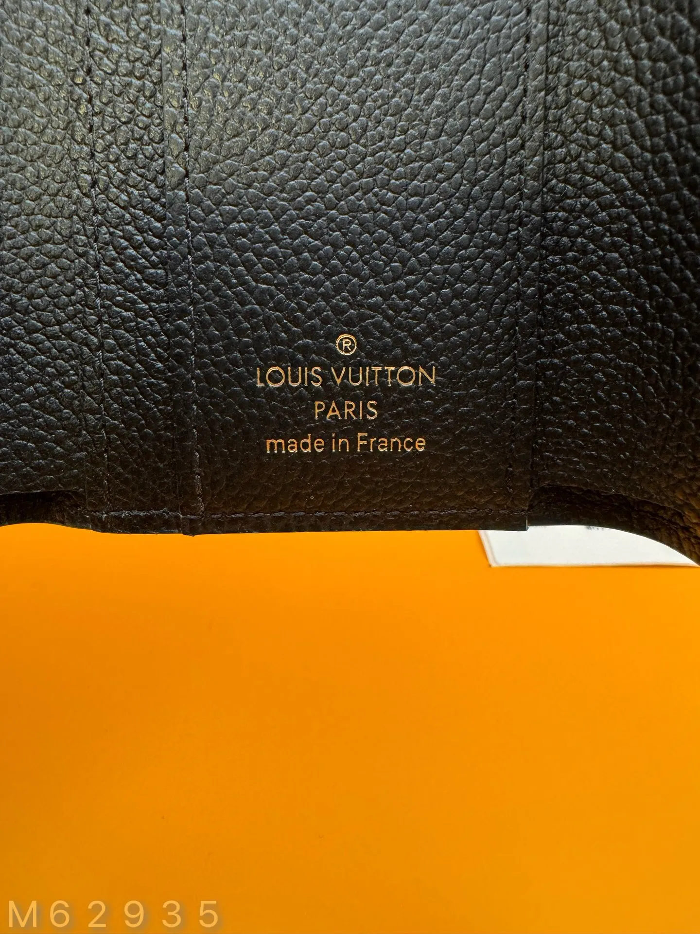M62935 "Special Duty Free" ♻️[Official special edition·First-class material·All-steel hardware·French chips·Full set of packaging] The Zoé wallet is sublimated from Monogram printed leather, with the iconic Monogram pattern's concave and convex fine lines. Compact enough to fit into a small bag or pocket, yet roomy enough to hold currency, notes, and credit cards, this sophisticated wallet will quickly become a must-have. 9.5x7.5x3cm 💰600
