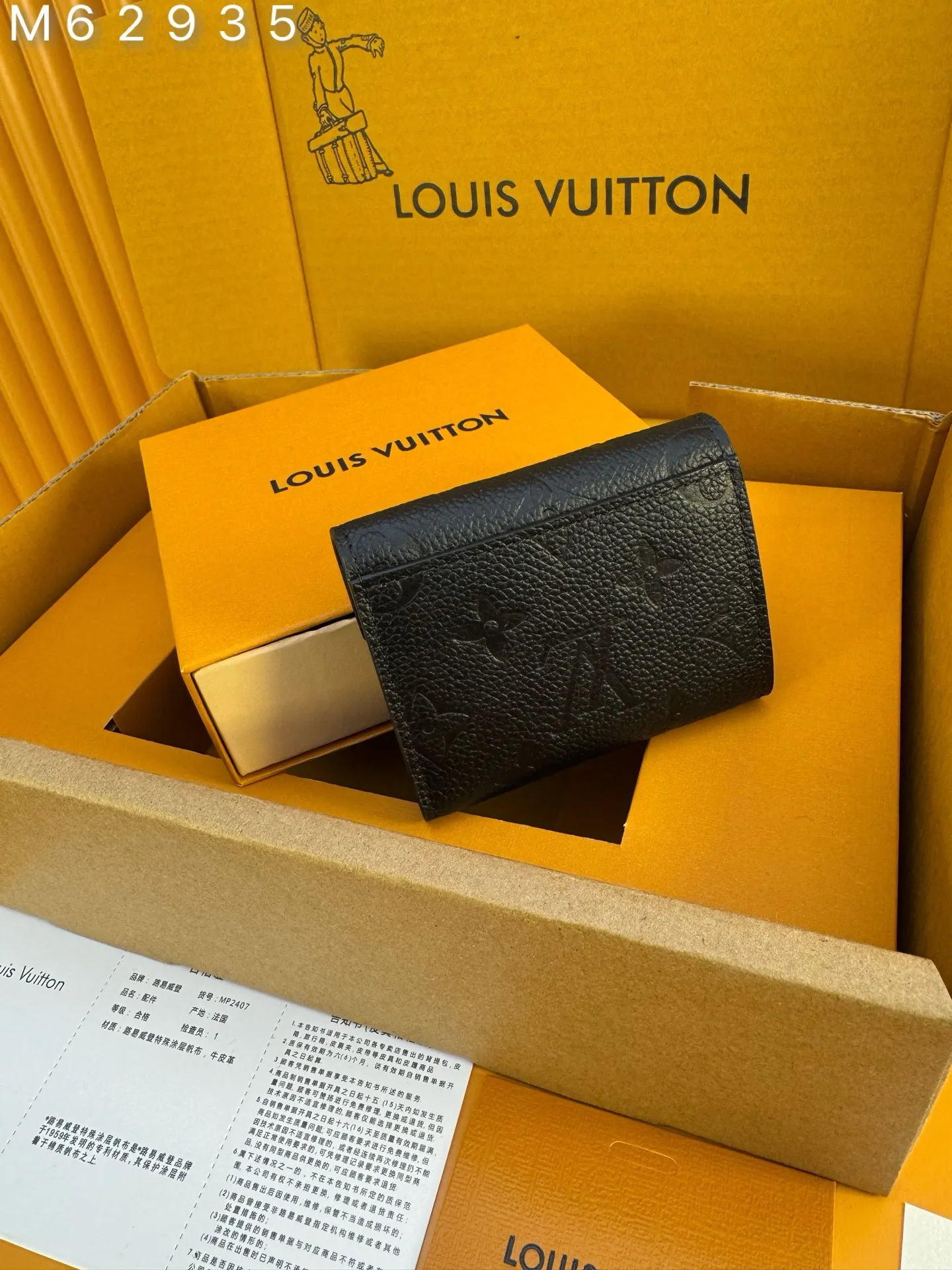 M62935 "Special Duty Free" ♻️[Official special edition·First-class material·All-steel hardware·French chips·Full set of packaging] The Zoé wallet is sublimated from Monogram printed leather, with the iconic Monogram pattern's concave and convex fine lines. Compact enough to fit into a small bag or pocket, yet roomy enough to hold currency, notes, and credit cards, this sophisticated wallet will quickly become a must-have. 9.5x7.5x3cm 💰600