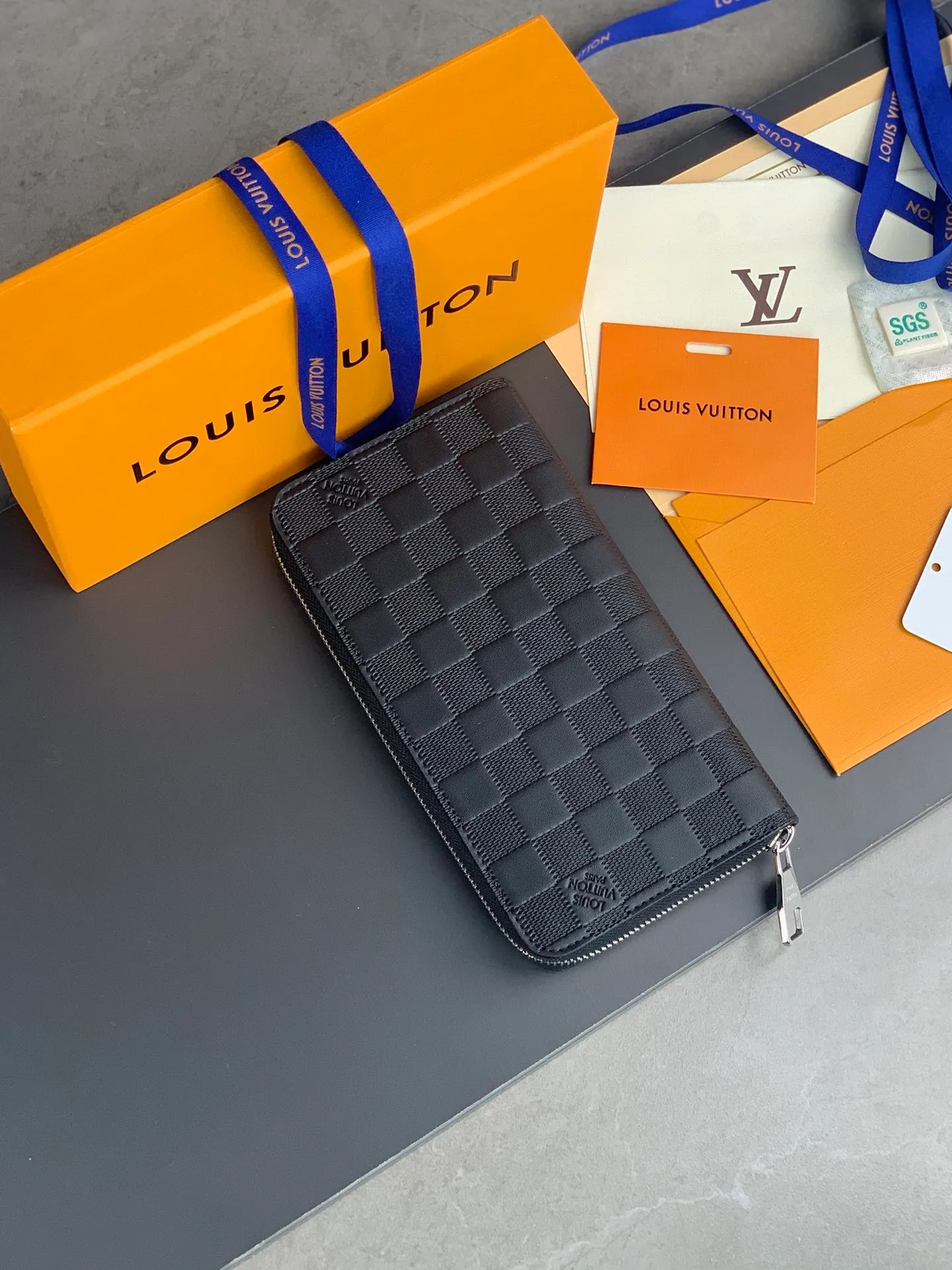 N60015 zipper clip! The Zippy zipper wallet is one of Louis Vuitton's classic designs. This wallet is made of Damier and is made of imported cowhide. It can hold banknotes, credit cards, small change and documents. 19.5x10cm. 💰620