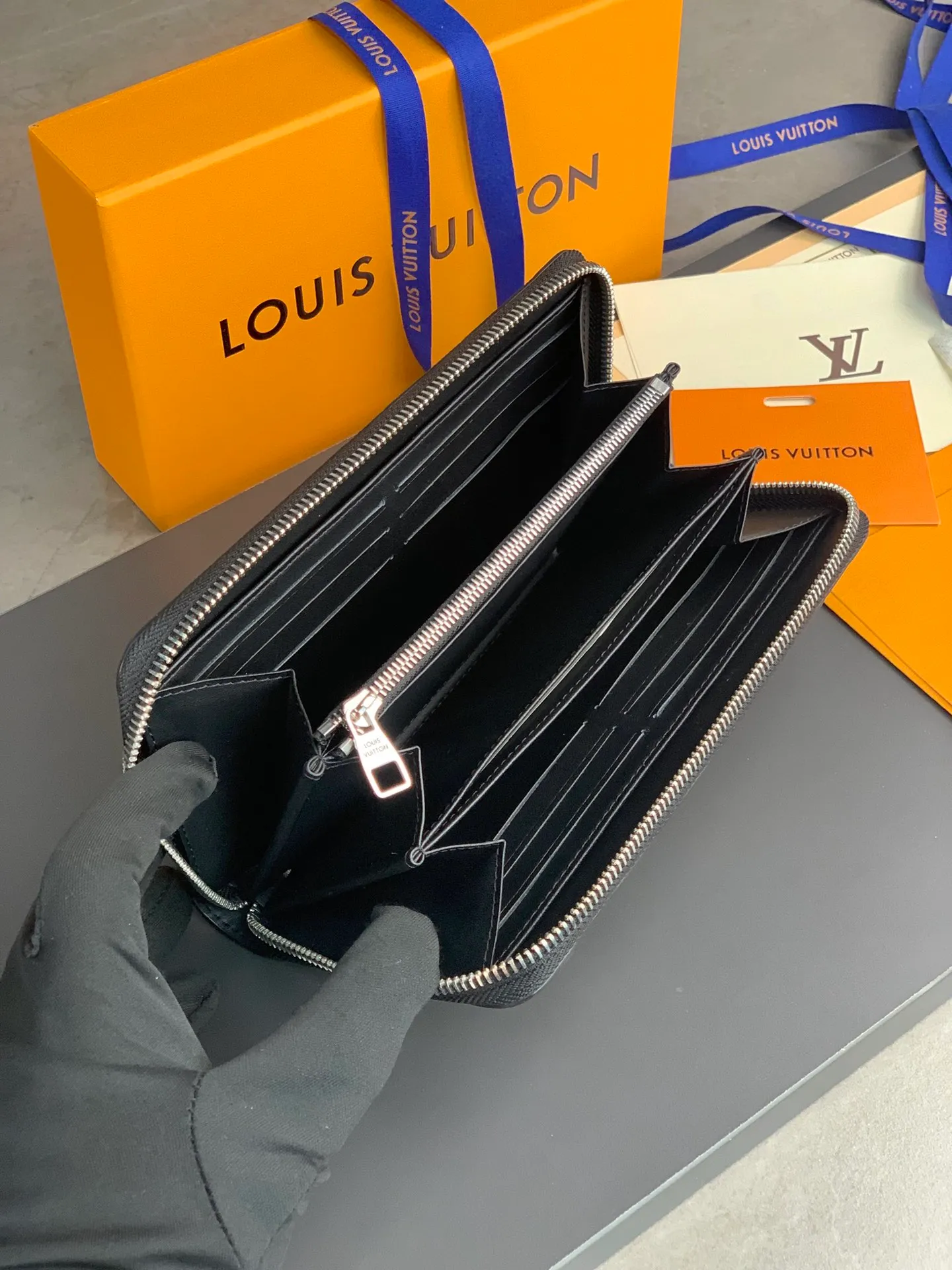 N60015 zipper clip! The Zippy zipper wallet is one of Louis Vuitton's classic designs. This wallet is made of Damier and is made of imported cowhide. It can hold banknotes, credit cards, small change and documents. 19.5x10cm. 💰620