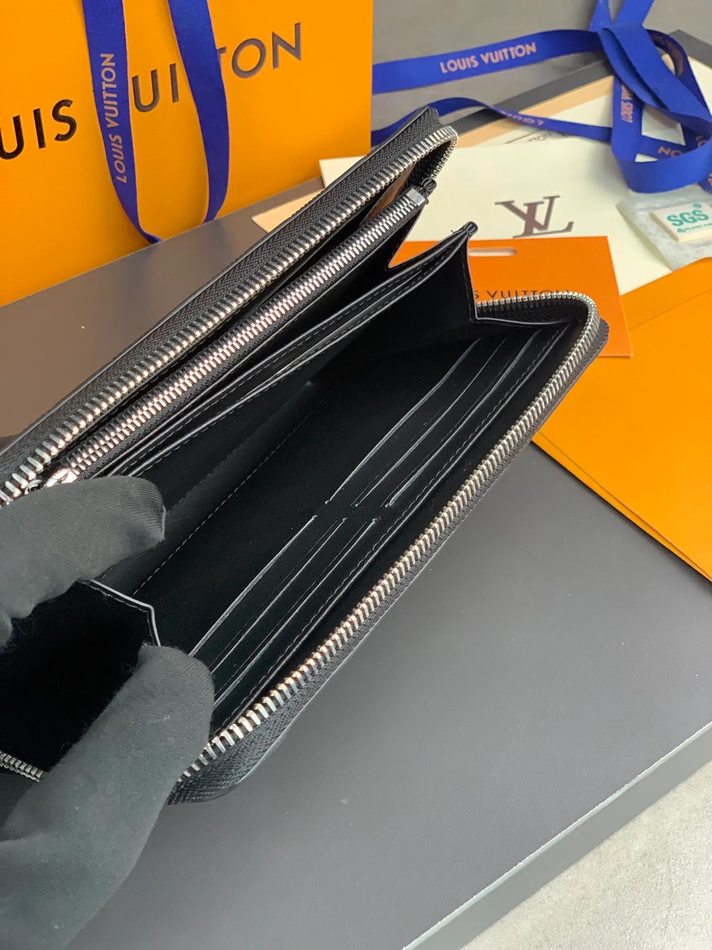 N60015 zipper clip! The Zippy zipper wallet is one of Louis Vuitton's classic designs. This wallet is made of Damier and is made of imported cowhide. It can hold banknotes, credit cards, small change and documents. 19.5x10cm. 💰620