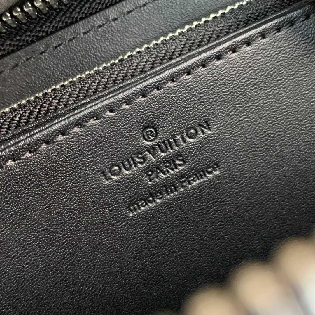 N60015 zipper clip! The Zippy zipper wallet is one of Louis Vuitton's classic designs. This wallet is made of Damier and is made of imported cowhide. It can hold banknotes, credit cards, small change and documents. 19.5x10cm. 💰620