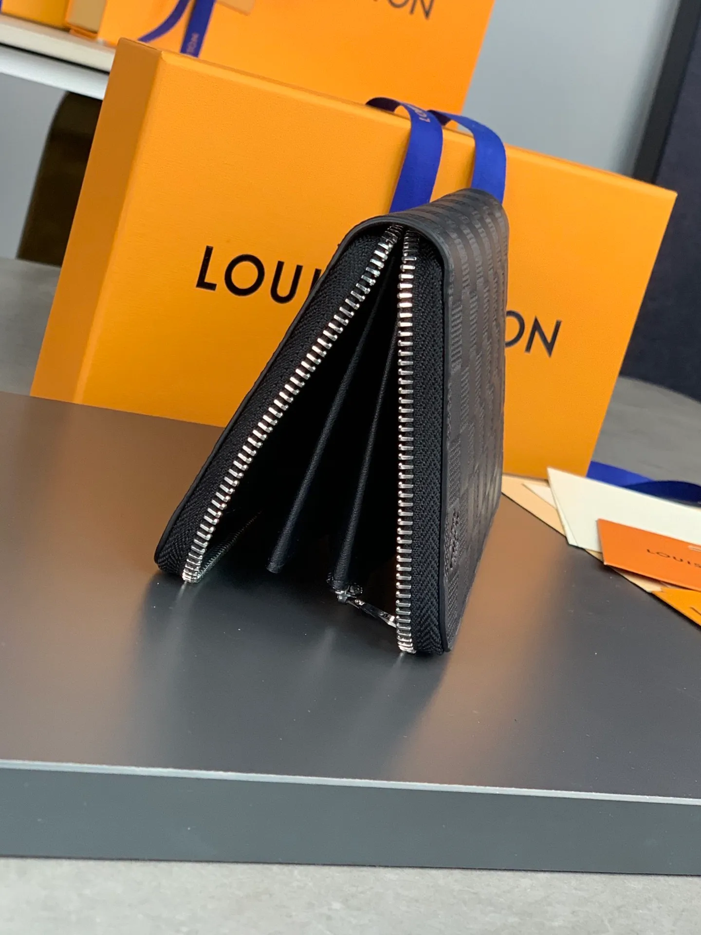 N60015 zipper clip! The Zippy zipper wallet is one of Louis Vuitton's classic designs. This wallet is made of Damier and is made of imported cowhide. It can hold banknotes, credit cards, small change and documents. 19.5x10cm. 💰620