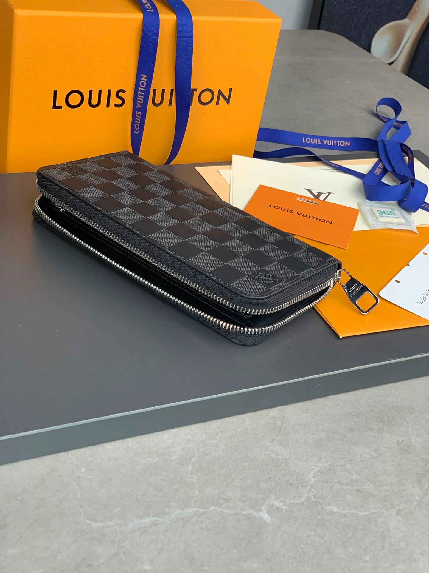 N60015 zipper clip! The Zippy zipper wallet is one of Louis Vuitton's classic designs. This wallet is made of Damier and is made of imported cowhide. It can hold banknotes, credit cards, small change and documents. 19.5x10cm. 💰620