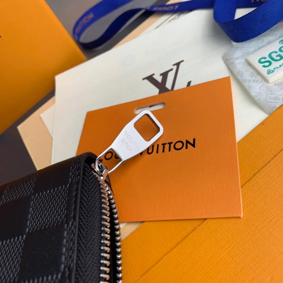 N60015 zipper clip! The Zippy zipper wallet is one of Louis Vuitton's classic designs. This wallet is made of Damier and is made of imported cowhide. It can hold banknotes, credit cards, small change and documents. 19.5x10cm. 💰620