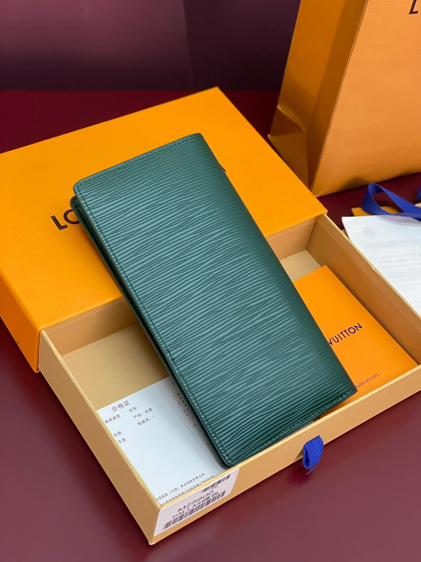 M25800 green! 🐸Water ripple long clip! The Brazza wallet has multiple credit card slots and compartments for banknotes. It is very practical and made of elegant and soft Epi leather. size:10X19CM. 💰460