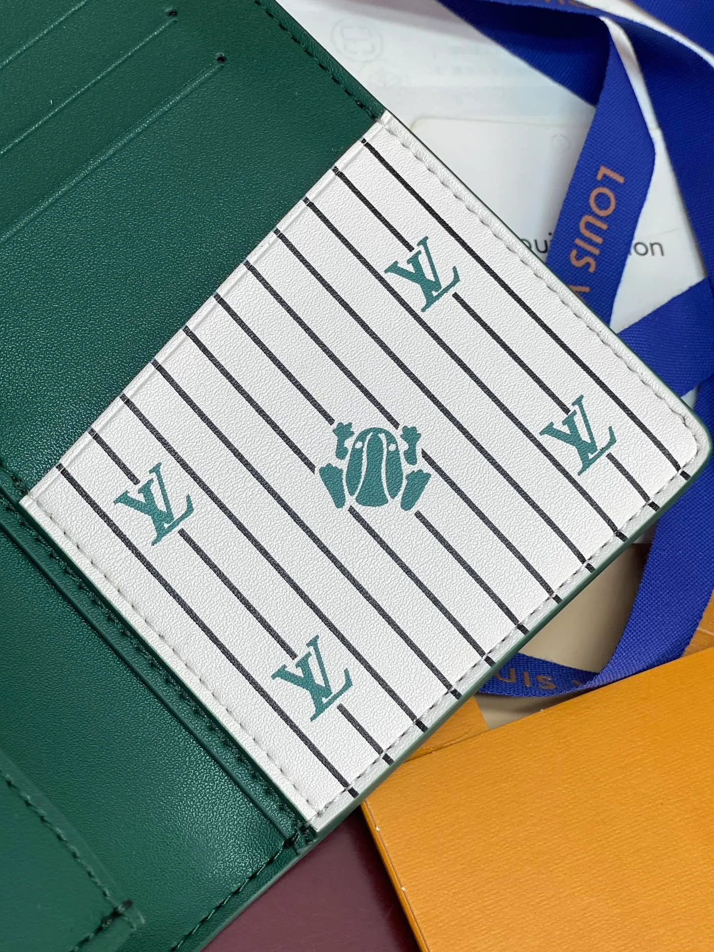 M25800 green! 🐸Water ripple long clip! The Brazza wallet has multiple credit card slots and compartments for banknotes. It is very practical and made of elegant and soft Epi leather. size:10X19CM. 💰460