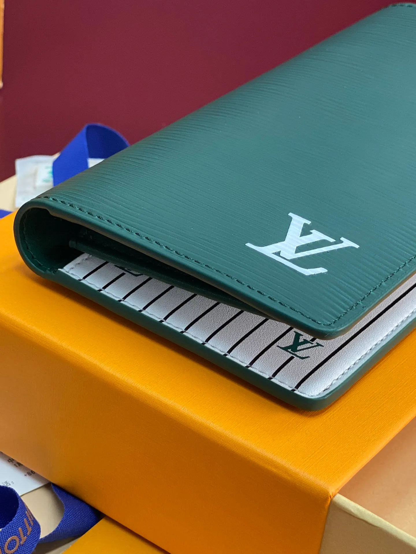 M25800 green! 🐸Water ripple long clip! The Brazza wallet has multiple credit card slots and compartments for banknotes. It is very practical and made of elegant and soft Epi leather. size:10X19CM. 💰460