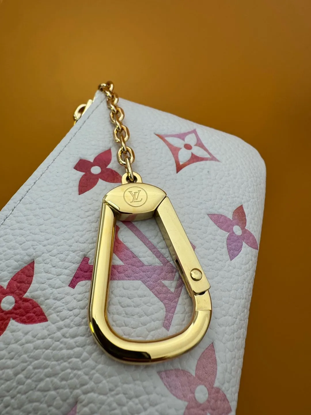 M83506 "Special Duty Free" ♻️[Official special edition·First-class material·All-steel hardware·French chips·Full set of packaging] This key bag is from the new season Sunrise Aquarelle series. The Monogram Empreinte embossed leather is dipped in brilliant colors and cleverly depicts the scene of the rising summer sun. Zipper closure holds cash, cards and keys securely. 12x7x1.5cm 💰520