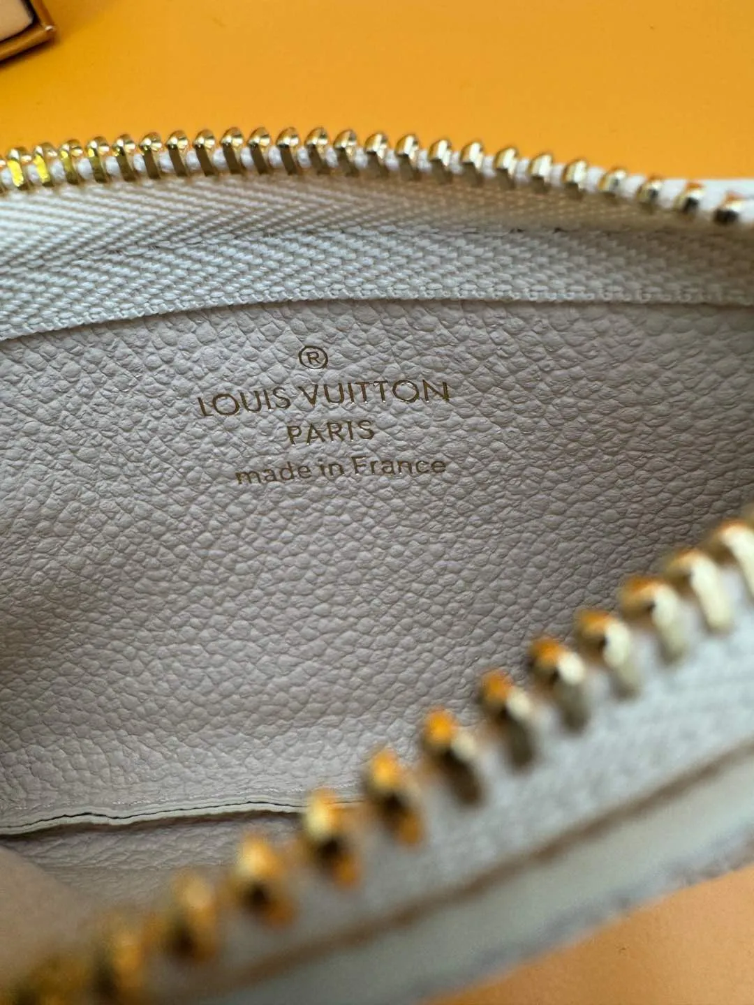M83506 "Special Duty Free" ♻️[Official special edition·First-class material·All-steel hardware·French chips·Full set of packaging] This key bag is from the new season Sunrise Aquarelle series. The Monogram Empreinte embossed leather is dipped in brilliant colors and cleverly depicts the scene of the rising summer sun. Zipper closure holds cash, cards and keys securely. 12x7x1.5cm 💰520