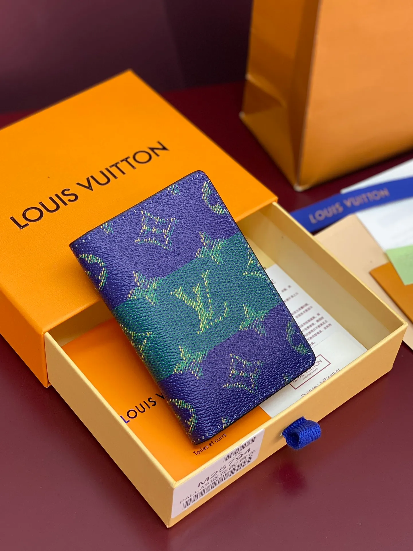 M25794 pocket wallet! This pocket wallet in Monogram Heritage coated canvas is lined with calfskin stripes, telling the story of ocean cruising in fresh tones. The Marque L. Vuitton Déposée logo is written on the front, and the card compartment, inner pocket and outer pocket are rich in functional design.  11 x 1 x 8 cm (height x width x length). 💰300